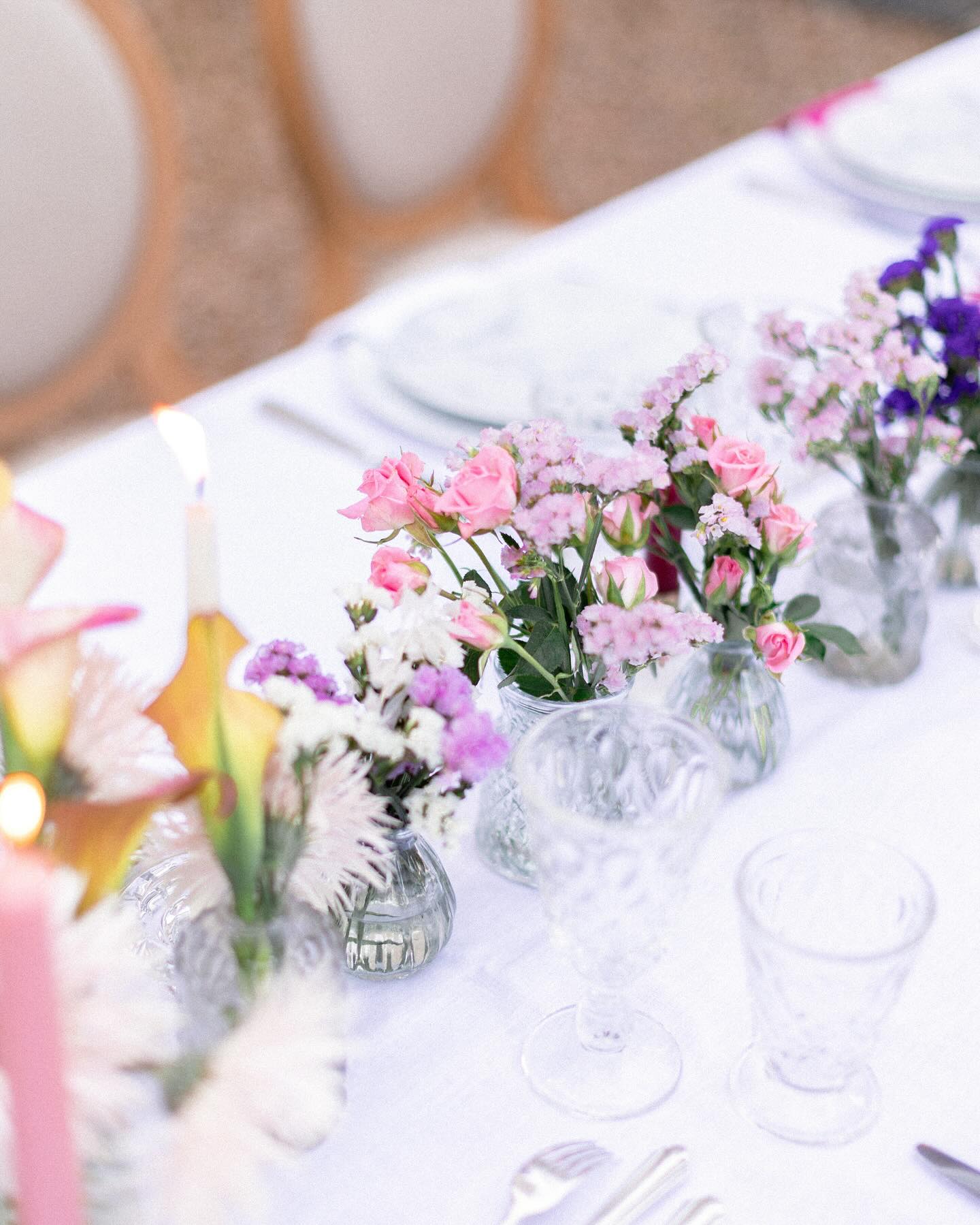 ✨ Plongez dans les coulisses d’un Shooting EVJF party 3✨
Les fleurs, et chaque objet de l’art de la table ont été sélectionnés avec soin pour sublimer cette table !
Vous recherchez une super team de prestataires pour votre prochain événement, n’hésitez pas à nous contacter ⤵️
Event designer / Design : @Manoirdesreves
Vidéography : @MyWeddingmemory.fr
Wedding planner : @Hamon.events
Game : @Myevent_360
Photographer : @yann_falempin_photography
Floral designer : @latelierduchardon
Cake designer : @lacuilleredelicieuse_lcd
Bar / Drinks : @Cheers__cocktailbar
Venue : @chateau_maucaillou_tourisme
Rentals : @options_bordeaux
#evjf #evg #teambride #wedding2025 #wedding2026 #planner #weddingplanner #eventsplanner #enterrementdeviedejeunefille #medoc #artdelatable