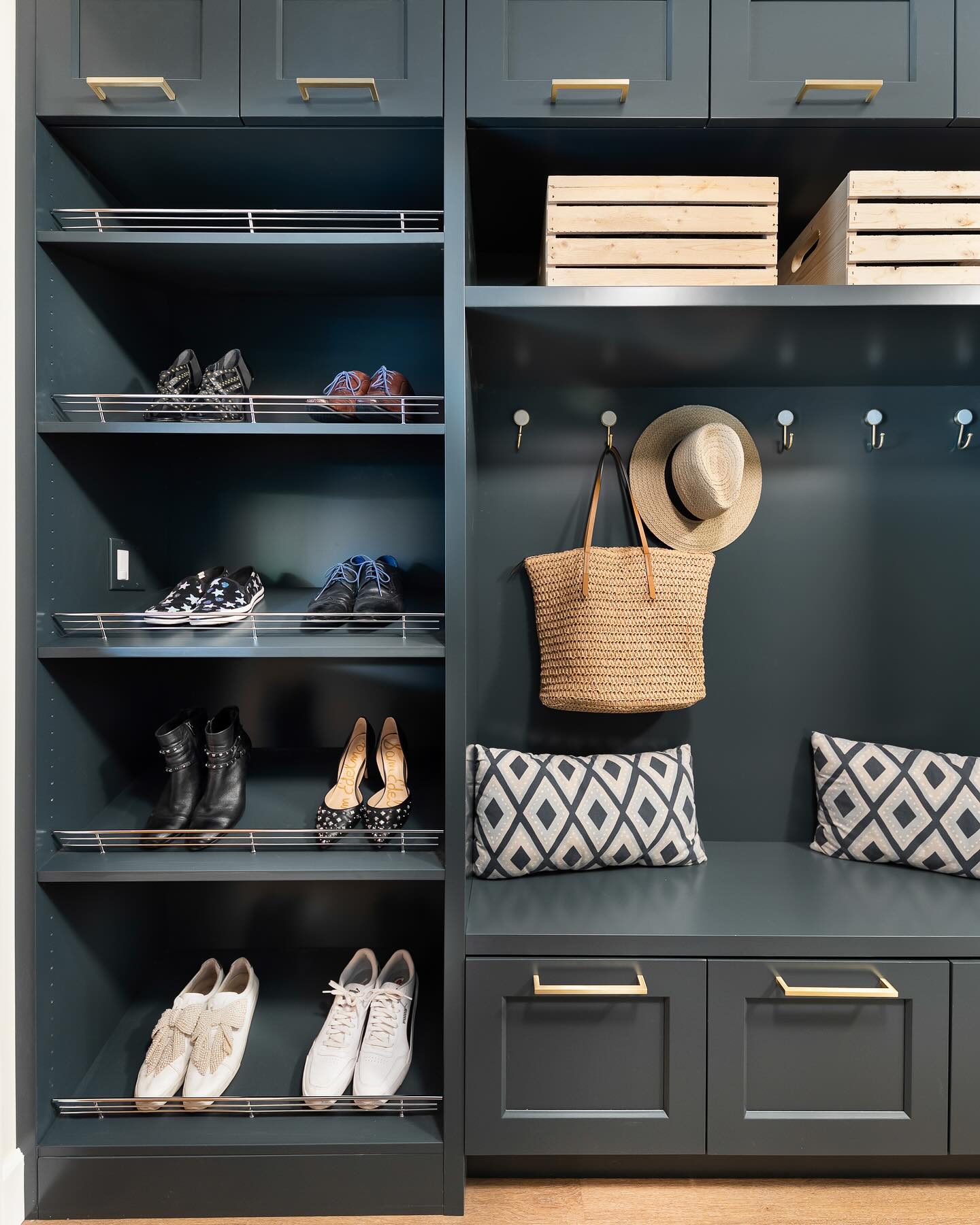 The perfect mudroom laundry room combo 💙
#WDGModernCoastal
Photo: @Duy_Photography