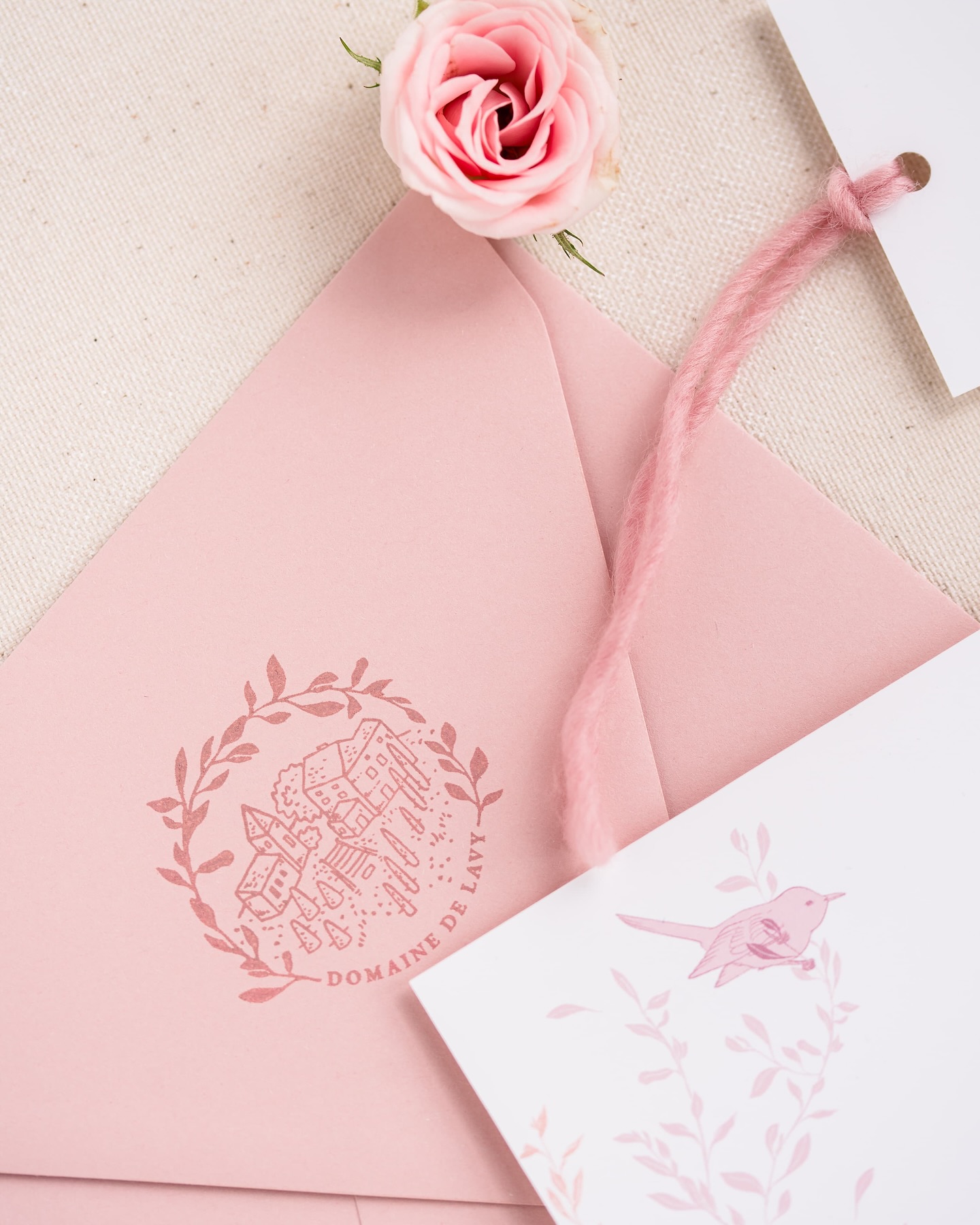 ✨ L’amour était dans l’air lors de notre dernier shooting mariage en Dordogne !
Capturés dans le cadre enchanteur de cette région pittoresque, chaque cliché raconte une histoire de romance et de beauté intemporelle. ✨💍
Merci à nos merveilleux mariés pour leur authenticité et leur amour éclatant, à cette superbe équipe de prestataires et à ce lieu époustouflant. ❤️
Lieu : @domainedevieuxmareuil
Wedding planner : @hamon.events
Photographe : @clemencearesu_weddings
Vidéaste : @lucas_gorry
Art floral : @artmaniafleur
Maquillage : @derm_up_
Coiffure : @coiffevent_byanais
Robes : @appelez_moi_madame_bergerac
Costume : @andrea_faubourgsaintsulpice
Papeterie : @flowersandpencilswedding
Tente : @velumevent
Officiante : @aurelie_cousseau_ceremony
Mixologue : @les_comptoirs_claviere
Mobilier et décoration : @magnolia_evenements
#MariageEnDordogne #ShootingMariage #AmourÉternel #PhotographieDeMariage #Dordogne #InstantMagique #RomanceIntemporelle #domainedevieuxmareuil #domainedelavy #hamon.events #wedding2025