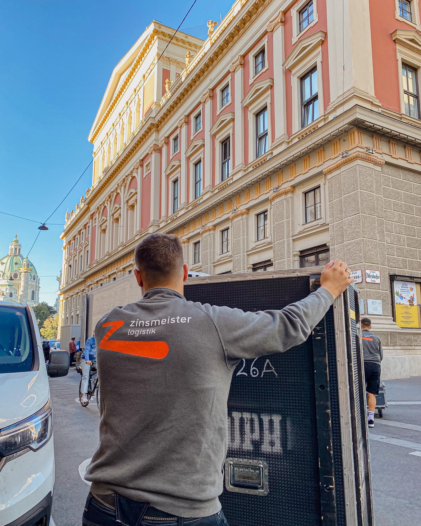 Heute Morgen alle Instrumente eingepackt und schon gehts los auf einwöchige Deutschland-Tournee mit den @viennaphilharmonic! 🙌🏻
—
zinsmeister logistik ist Ihr verlässlicher Partner. Lassen Sie sich unverbindlich beraten!
—
01 3480808
office@zinsmeister-logistik.at
#umzug #transport #logistik #spedition #umzugsunternehmen #umzugshelfer #leichterumzug #umzugstag #umzugsservice #möbeltransport #easymoving #moving #relocation #musictransport #concert #musikverein #vienna #tournee #viennaphilharmonic # sicherverlässlicherfahren #zinsmeister #zinsmeisterlogistik