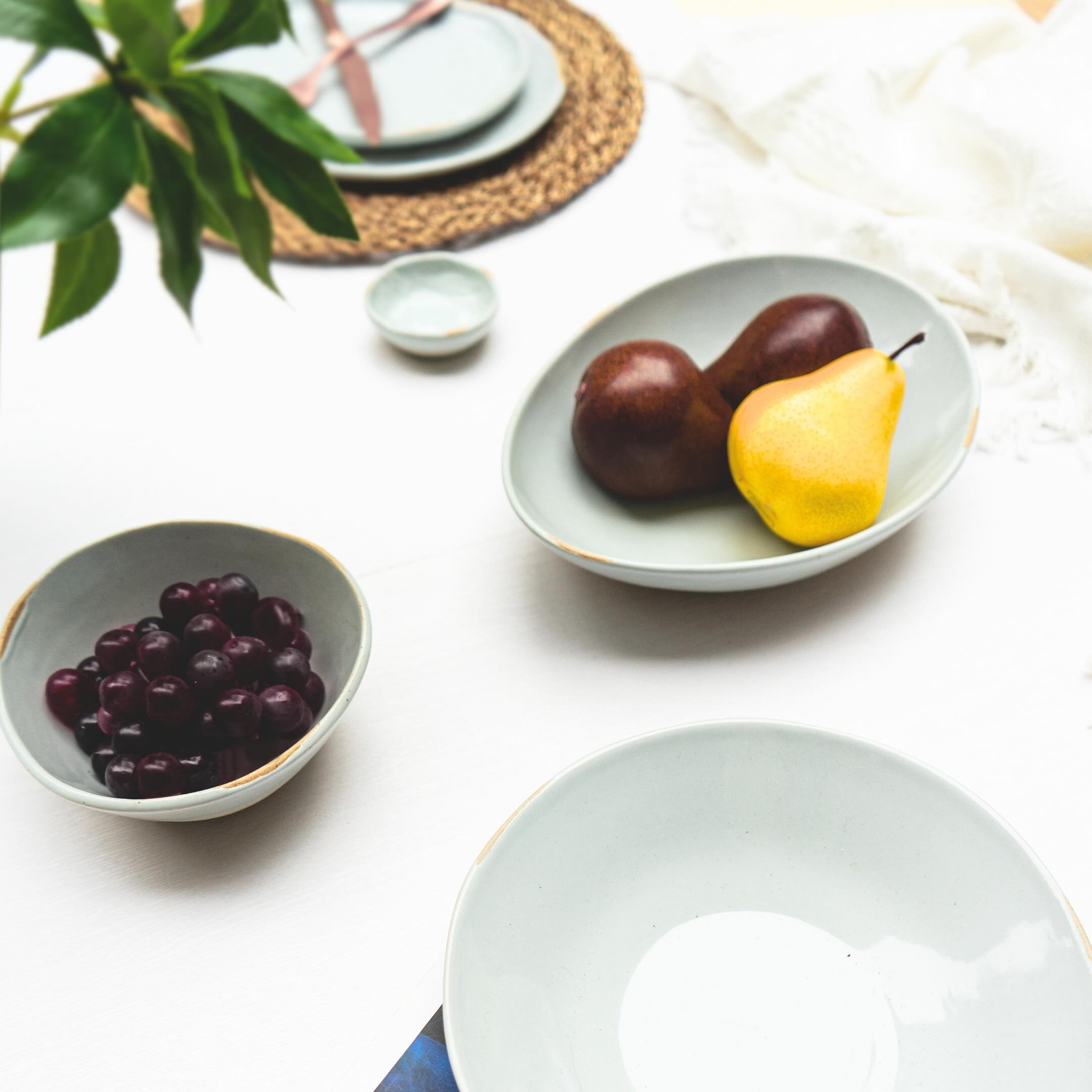 Add a touch of artistry to your table! These one-of-a-kind bowls are carefully crafted with a unique shape and a half-glazed exterior that adds a touch of organic texture. The irregularly shaped bowls will instantly make your dish stand out, providing the perfect base to create your own work of art in the kitchen.
#tableware #tableartistry #craftstone #bowls #culinaryarts #porcelain #ceramics #donbellini #elegantdining #loveceramic #dinnerware #tablescape #ceramicbowl #interior #tablesetting