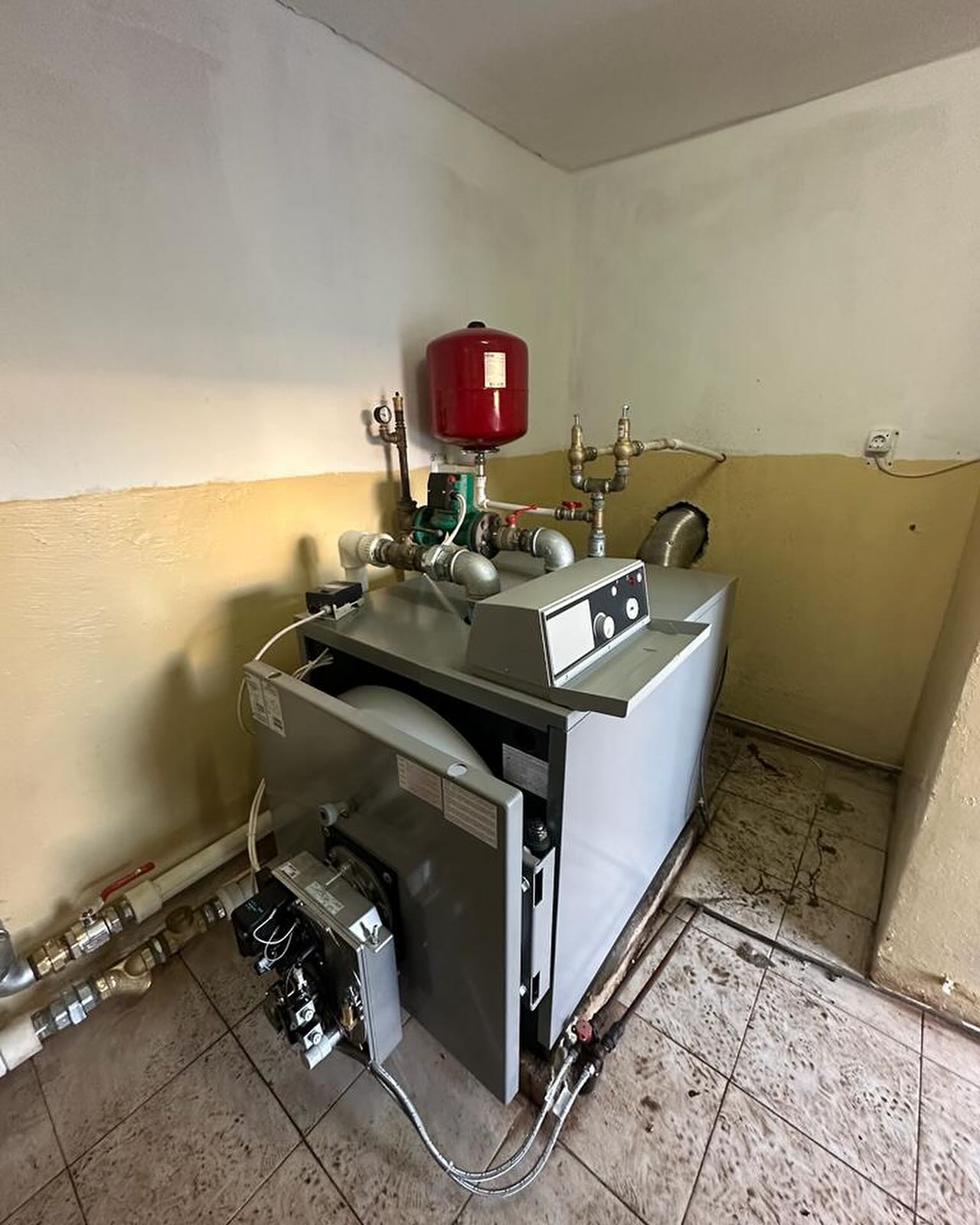 Am finalizat înlocuirea unui cazan pe motorină de 190 kw pentru Liceul Teoretic Băneasa. La întoarcerea elevilor din vacanța de iarnă vor găsi sălile de curs calde 🎅🏻.
#plumberslife #cazan #ferroli #riello