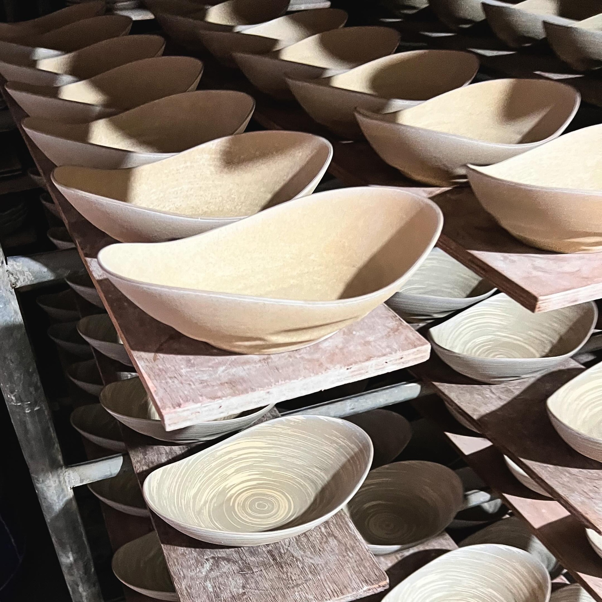 Here’s a sneak peak into the creation of our Craftstone Bean Shaped bowls as they undergo the air drying process, waiting to be fired in the kiln. Witness the raw natural charm that emanates from these bowls at this stage of their creation.
#ceramics #tableware #kilnfiring #donbellini #bowls #saladbowl #pottery #irregularbowl #dinnerware #chefs #craftstone #rawceramics
