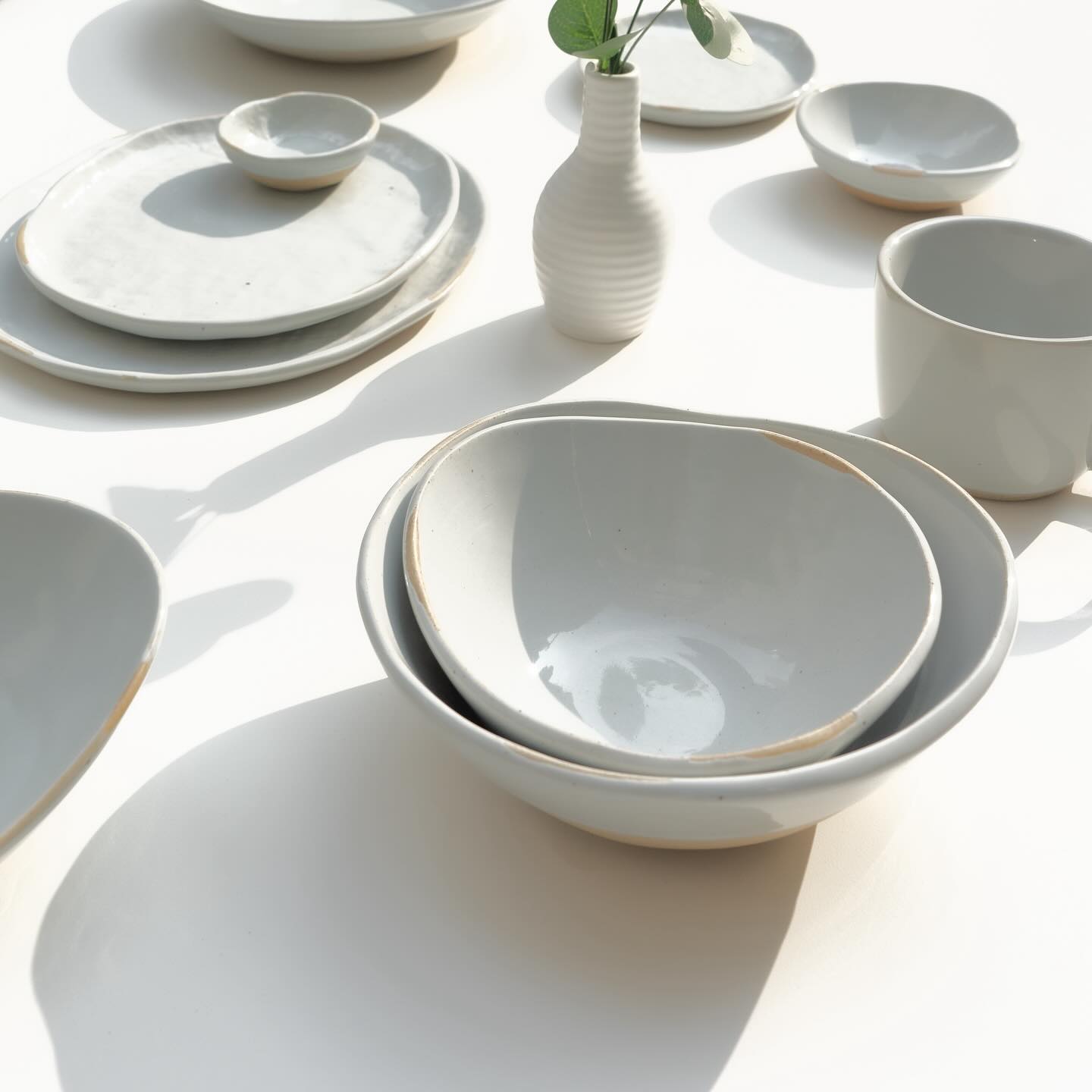 Regularly irregular⛰️ Explore Craftstone by Don Bellini.
#tablesetting #tableware #bowl #porcelain #ceramics #craftstone #clay #plating #modernceramics #cerealbowl #ceramicbowls #handmade #pottery #designer #interior #hkshopping #glaze