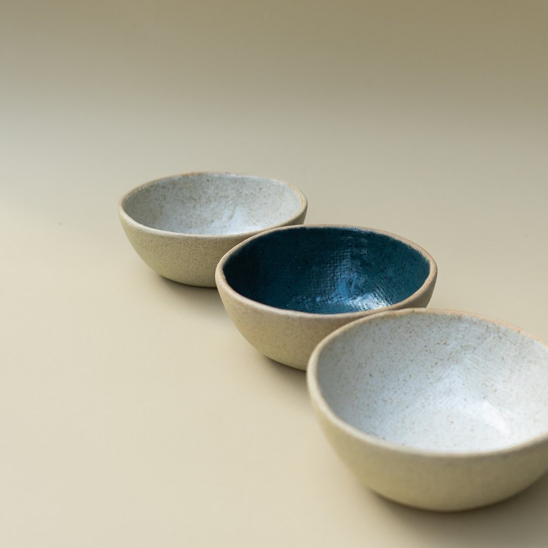 These bowls are more than just functional pieces, their irregular shape exude a sense of raw beauty. Display your favourite meals in our small bowls from the Night & Day collection.
#porcelainbowl #nightandday #donbellini #tabletop #tablesetting #tableware #bowls