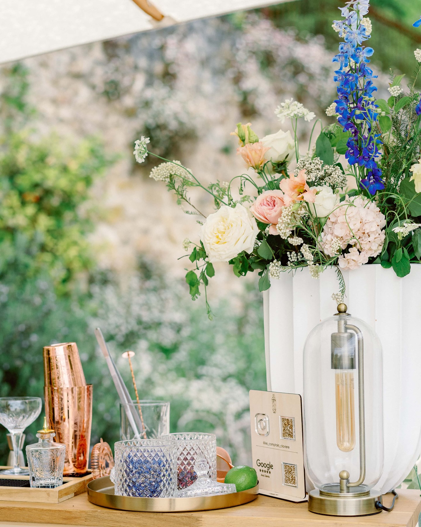 Un cadre enchanteur, des instants précieux, et @les_comptoirs_claviere pour sublimer le tout avec leurs cocktails d’exception. 🍹
✨ Notre shooting mariage au Domaine de Lavy incarne l’élégance et la magie de l’amour.
Lieu : @domainedevieuxmareuil
Wedding planner : @hamon.events
Photographe : @clemencearesu_weddings
Vidéaste : @lucas_gorry
Art floral : @artmaniafleur
Maquillage : @derm_up_
Coiffure : @coiffevent_byanais
Robes : @appelez_moi_madame_bergerac
Costume : @andrea_faubourgsaintsulpice
Papeterie : @flowersandpencilswedding
Tente : @velumevent
Officiante : @aurelie_cousseau_ceremony
Mixologue : @les_comptoirs_claviere
Mobilier et décoration : @magnolia_evenements
#MariageEnDordogne #ShootingMariage #photographiedemariage #Dordogne #cocktails #mixology #domainedevieuxmareuil #domainedelavy #hamon.events #wedding2025