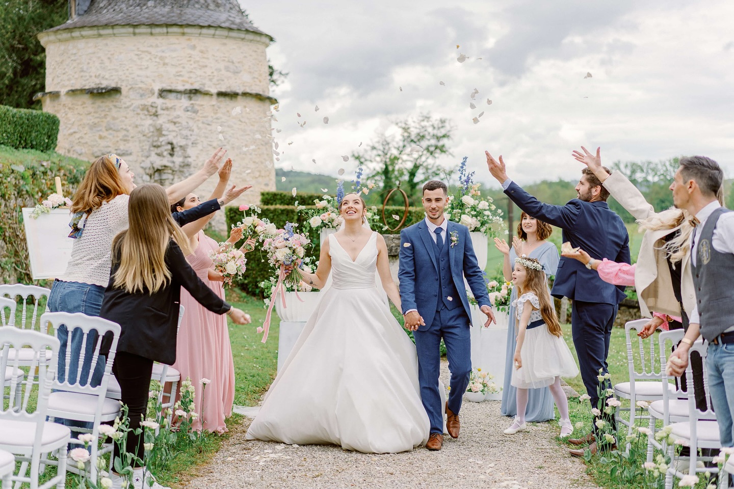 ✨ Une cérémonie laïque pleine d’émotion où l’amour et les liens familiaux ont été célébrés à travers un rituel intime et symbolique.
Un moment magique à chérir pour toujours. 💍🌿
Lieu : @domainedevieuxmareuil
Wedding planner : @hamon.events
Photographe : @clemencearesu_weddings
Vidéaste : @lucas_gorry
Art floral : @artmaniafleur
Maquillage : @derm_up_
Coiffure : @coiffevent_byanais
Robes : @appelez_moi_madame_bergerac
Costume : @andrea_faubourgsaintsulpice
Papeterie : @flowersandpencilswedding
Tente : @velumevent
Officiante : @aurelie_cousseau_ceremony
Mixologue : @les_comptoirs_claviere
Mobilier et décoration : @magnolia_evenements
#MariageEnDordogne #ShootingMariage #photographiedemariage #Dordogne #cocktails #mixology #domainedevieuxmareuil #domainedelavy #hamon.events #wedding2025
#CérémonieLaïque #RituelDeFamille