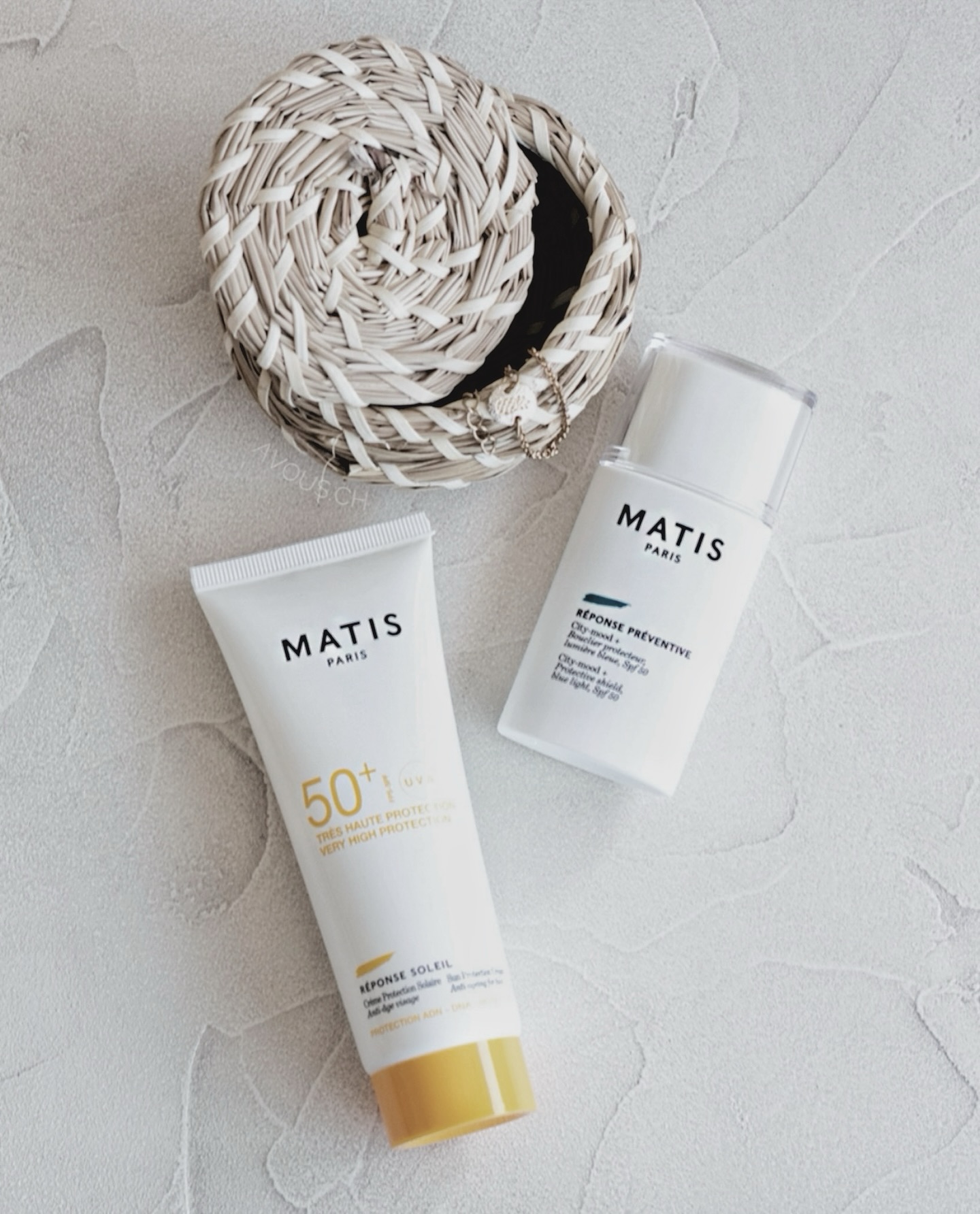 ☀️ H O L A ! ☀️
Wow 💃🏻, das erste Frühlings-Sommerweekend steht vor der Tür!
Jetzt alle raus und geniessen 😉☀️
Nur bitte sei vorsichtig, denn Deine Haut ist noch voll im Winterschlafmodus.
Also, bitte schnapp dir Deine Sonnencreme und geniesse die traumhaften Tage gut geschützt.
Weisst Du nicht welcher Faktor zu Dir passt? Ich berate Dich gerne und denke daran Sonnencreme nie zu sparsam auftragen!
HAPPY WEEKEND
Wünscht Dir Deine
Catalina
.
.
.
.
.
#sonnencreme #sonnenschutz #sonnencremeauftragen #sonnenschutzmodus #strahlendehaut #sunscreen #sunscreens #protectyourskin #matis_switzerland #avouscosmetics #kosmetik #sonne