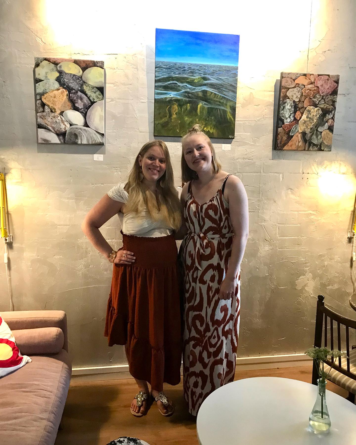 Tervetuloa tutustumaan Aatos Gallerian upeaan heinäkuun Amelii Peltolan ja Laura Nietolan yhteisnäyttelyyn!
✨✨✨✨✨✨✨✨✨✨✨✨✨✨✨✨
Amelii Peltola on helsinkiläinen taiteilija, joka tekee abstrakteja akryylimaalauksia tutkien naiseuden pimeitä ja kaoottisia mutta myös kauniin herkkiä puolia. Seksuaalienergia luovuuden lähteenä ja runsaudesta käsin eläminen tuoksuvat hänen teoksissaan voimakkaasti.
Taidenäyttelyssä on esillä Ameliin ainutlaatuiset esikoisteokset, jotka ovat syntyneet halusta purkaa kaikki rajoittavat uskomukset taiteilijuuden tieltä - ja vapautua luomaan taidetta todeksi anteeksipyytelemättä tässä ja nyt.
”Taide on lahja sille, joka sitä katsoo, ja jokaisella teoksella on annettavanaan pala sielua, rosoisessa keskeneräisyydessäänkin.”
- Amelii Peltola
IG: @ameliipeltola
✨✨✨✨✨✨✨✨✨✨✨✨✨✨✨✨
”Hei olen Laura!
Raumalainen taiteilija. Teokseni ovat akryylimaalauksia, useimmiten kankaalle, joskus myös paperille.
Elämässä tällä hetkellä olen keskittynyt täysin meidän kahteen ihanaan lapseemme ja nyt toisen lapsen jälkeen minussa tapahtui jotain.
Aloin uudelleen kaipaamaan maalaamista ja halusin haastaa itseäni jollain tavalla. Lapsieni kautta löysin uudestaan sen luovan puolen itsestäni ja muistin taas, että ainiin, tämähän on se mun juttu.
Maalaan asioita, jotka inspiroi ja kiehtoo minua.
Usein katson asioita niin, että mietin miten minä maalaisin tämän.
Tällä hetkellä olen erittäin kiinnostunut maalaamaan vesiaiheisia sekä kiviaiheisia tauluja.
Veden muoto, väri, jatkuva liike ja muutos kiehtoo.
Kiviä maalatessa taas pääsen täysin rentoutumaan ja nautin niiden uniikkiudesta sekä yksityiskohdista. Kuin palaisi takaisin lapsuuteen, kun rannalla etsi kauneimmat kivet.
Nyt vain etsin ne pensselini kautta.”
-Laura Nietola
IG: @lauranietola.art
Aatos Gallerian & Aatos Cafen aukiolo heinäkuussa:
Ma-pe 9.30-14
La 10-14
(Huom. Ensi ke 10.7. poikkeuksellisesti suljettu)
#taidemaalaus
#akryylitaide
#denimart
#uniikkiataidetta
#taidenäyttely
#taidettakotiin
#uniikkisisustus
#finnishdesign
#taidekesä
#kotimaistataidetta
#naistaiteilijat
#Porvoo
#VisitPorvoo
#Aatosgalleriaporvoo
@aatosgalleriaporvoo @aatoscafe @vanha123_porvoo @hannakekalainen