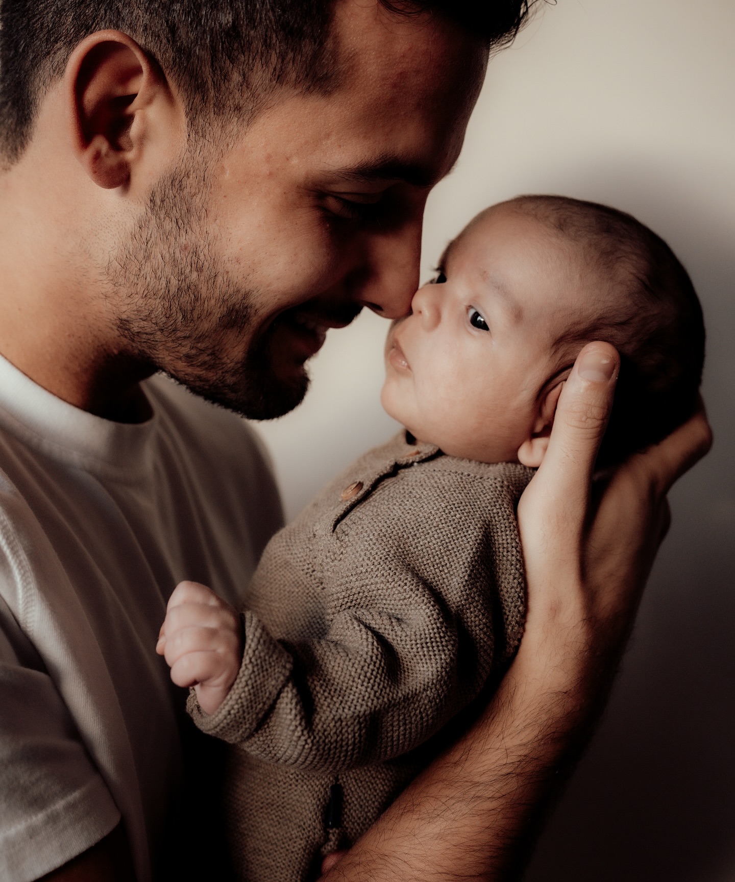 VADERDAG. 🤎 Naast een ontbijtje op bed ben je vast óók opzoek naar een bijzonder cadeau voor manlief. Is gebrek aan creativiteit herkenbaar en heb je eigenlijk hélemaal geen tijd om doelloos in de stad of bouwmarkt rond te lopen? Geef dan een familie shoot cadeau! En ik hoor jullie al denken, ‘Een shoot?! Haha, mijn man houd hier tó-táál niet van en daar maak ik ‘m écht niet gelukkig mee’… Geloof me, achteraf zijn de mannen altijd hartstikke blij dat ik ze toch ‘subtiel’ voor de lens heb weten te krijgen. 🤭
Speciaal voor vaderdag heb ik een leuke actie! Naast een fysieke én gepersonaliseerde voucher, ontvang je na de familieshoot niet 10, maar 15(!) foto’s! Denk je nu, dit wil ik??? (Kan ik me goed voorstellen, omdat je hier zelf dus ook wat aan hebt 🫶🏼), stuur me dan gerust een berichtje. Vind ik super leuk!
*de voucher is de gehele zomer te verzilveren.
.
.
.
#familieshoot #familiefotograaf #familiefotografie #fotoshoot #gezinsfotografie #familyshoot #gezinsfotograaf #gezinsshoot #kinderfotografie #lifestylefotografie #newbornshoot #kinderfotograaf #fotograafwestbrabant #fotograafoosterhout #portretfotografie #zwangerschapsshoot #lifestylefotograaf #newborn #familiefoto #newbornfotografie #newbornfotograaf #lifestylephotography #babyshoot #fotograafgezocht #zwangerschapsfotografie #zwangerschapsfotograaf #zwangerschapsfoto #fotograafwestbrabant #fotograafoosterhout #vaderdag #vaderdagcadeautip