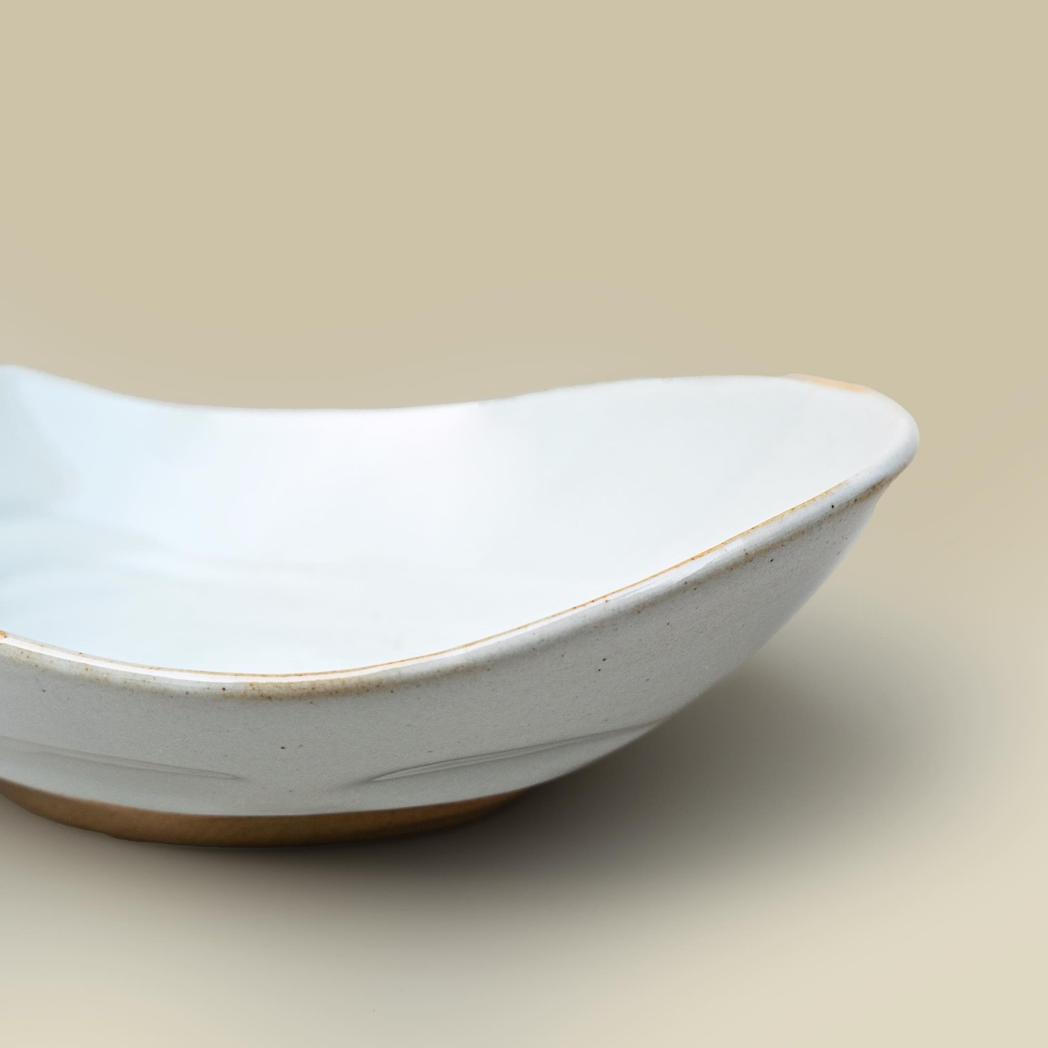The beautifully imperfect Bean Shaped Serving Bowl from our Craftstone collection features a unique half-glazed exterior and some intentional unglazed edges which adds a touch of artistry to the table. The perfect blend of aesthetics and functionality.
#porcelain #bowl #beanshape #unglazed #ceramics #tableware #dining #modernceramics #tablescapes #craftstone #donbellini #kitchen #platesforchefs #tablesetting #irregularbowl #designer #premium