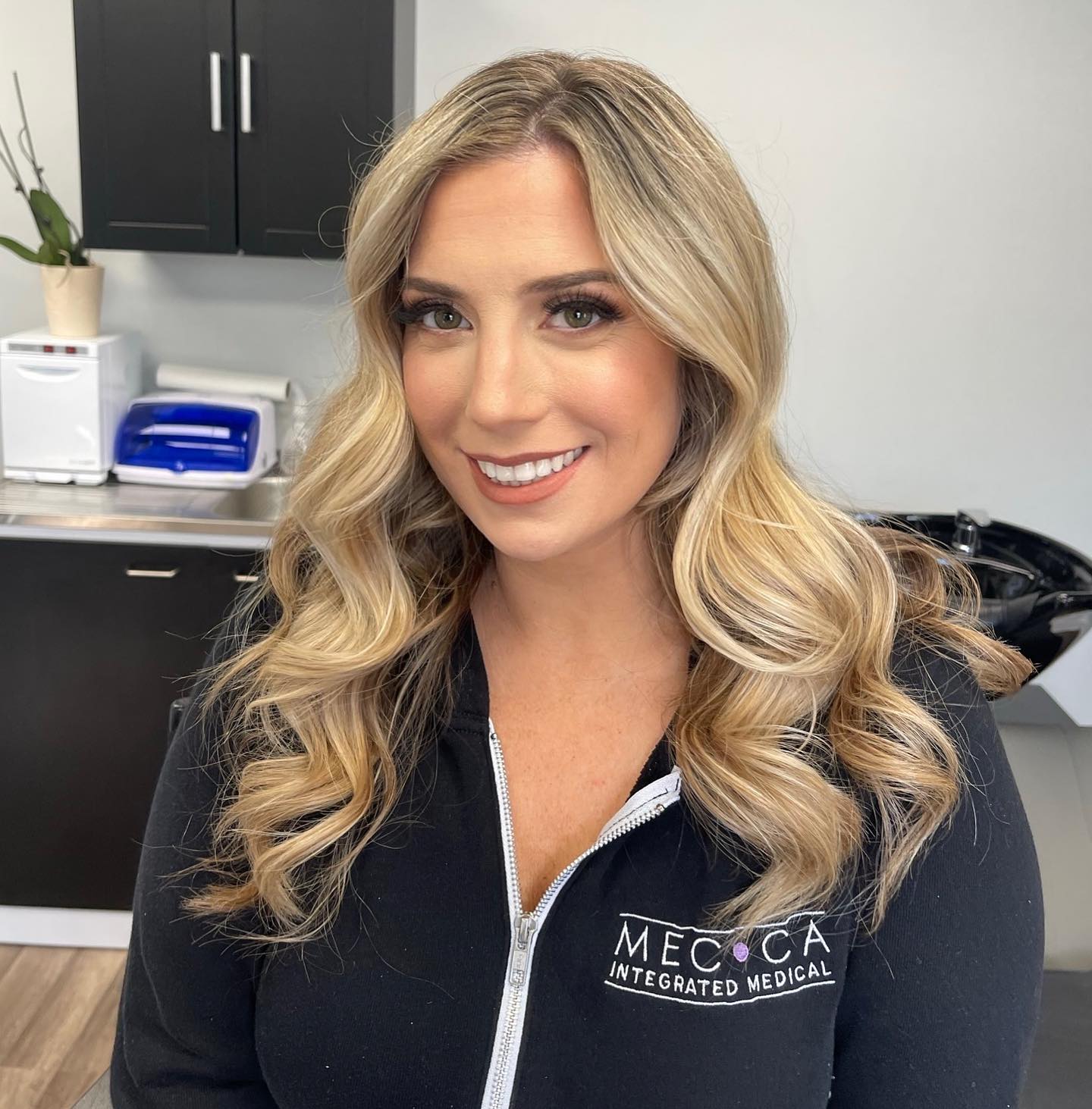 Makeup and hair for the beautiful @therealiimjessayinn !!! ♡
Hair : @glamwitch_ally
Makeup : @bambi.brows @mua_vanessa
Book us for your next event ✨