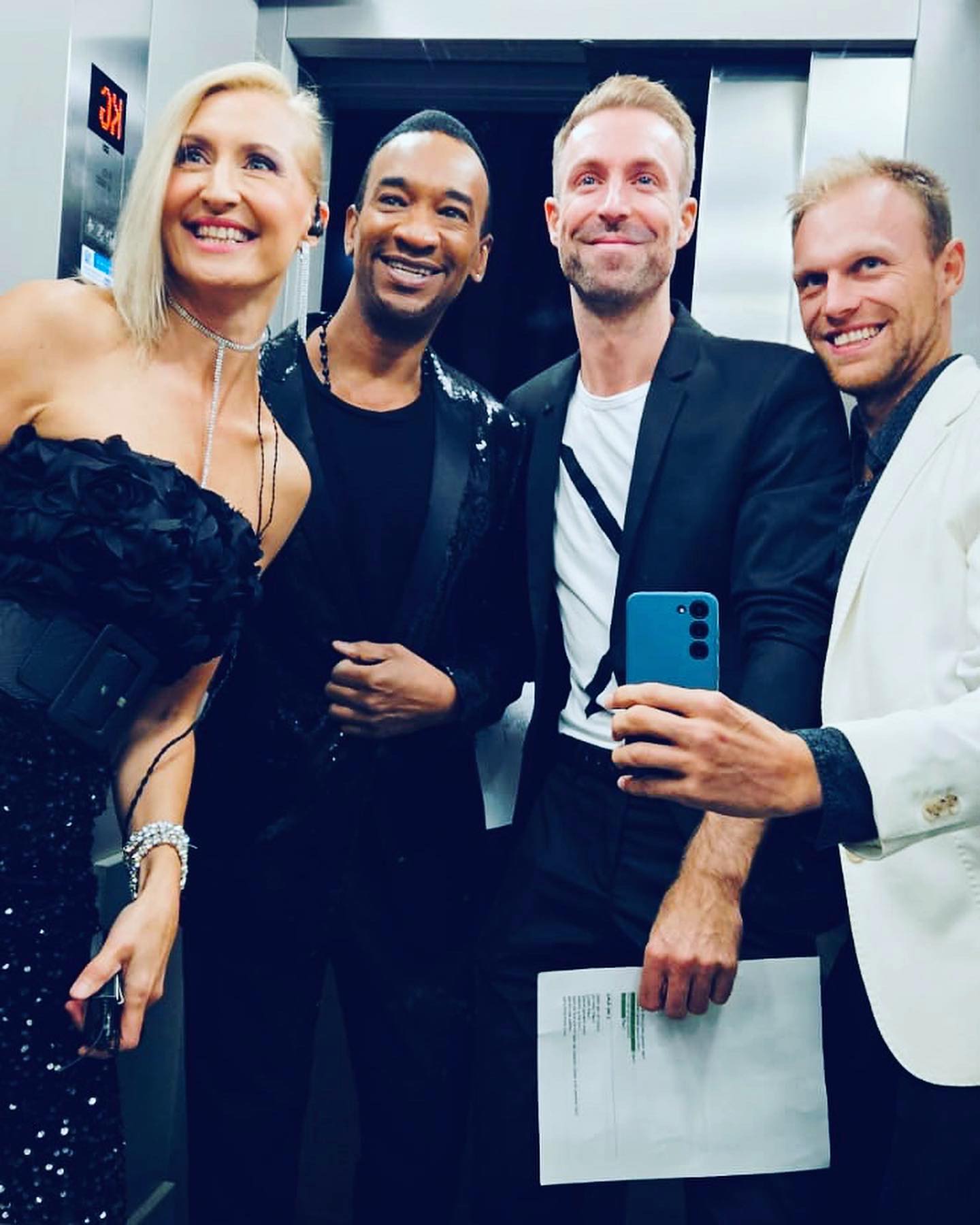 Our 🔥@sugarskymusic gang 🔥 for @kik.oesterreich at the wonderful @palaiswertheim! 🎷🎙️🎚️😎
Great fun with these guys like always! 🤩🤗
Thanks to @agentur_schmid & @sugaroffice_artistagency_shows ✨
#SugarSky #DJLiveAct #Music #Evententertainment #Events #Livemusic #band #CorporateEvent #MartinHolter #Producer #MusicProduction #Studio #ArtistAgency