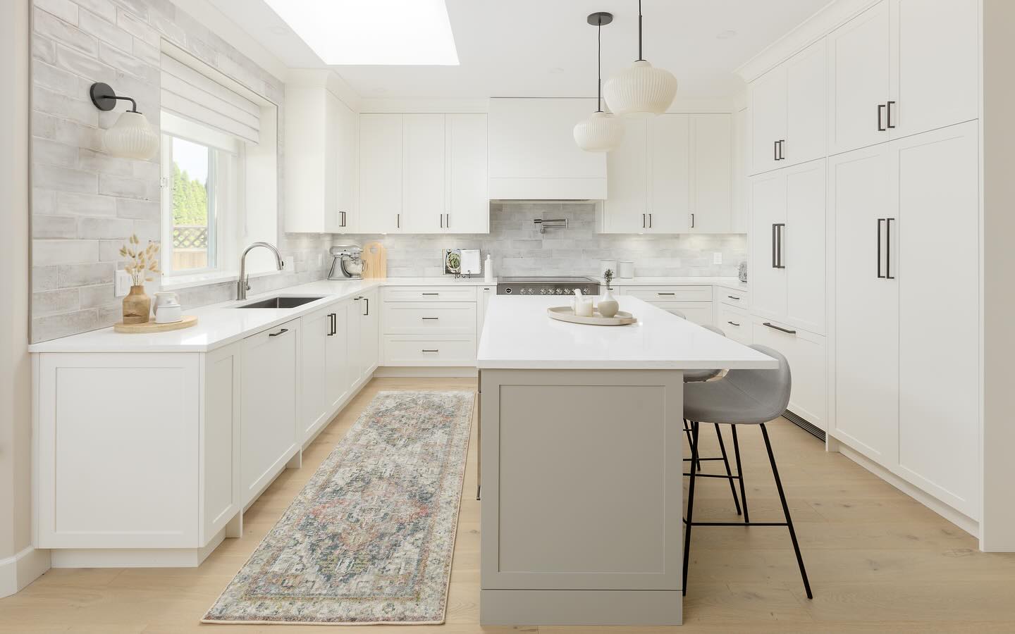 Bright & open 🤍
Some of the changes we made to make this space feel brighter and more spacious include removing the upper cabinets on the left side of the window, allowing the natural light to stream in. As well as removing the awkward shaped pantry in the corner and replacing it with full height cabinetry along the right wall.
Share this with someone who’s considering a kitchen project! ✉️
#WDGLadnerRefresh
Design: @Welton_Design_Group
Photo: @MaximusMedia.ca