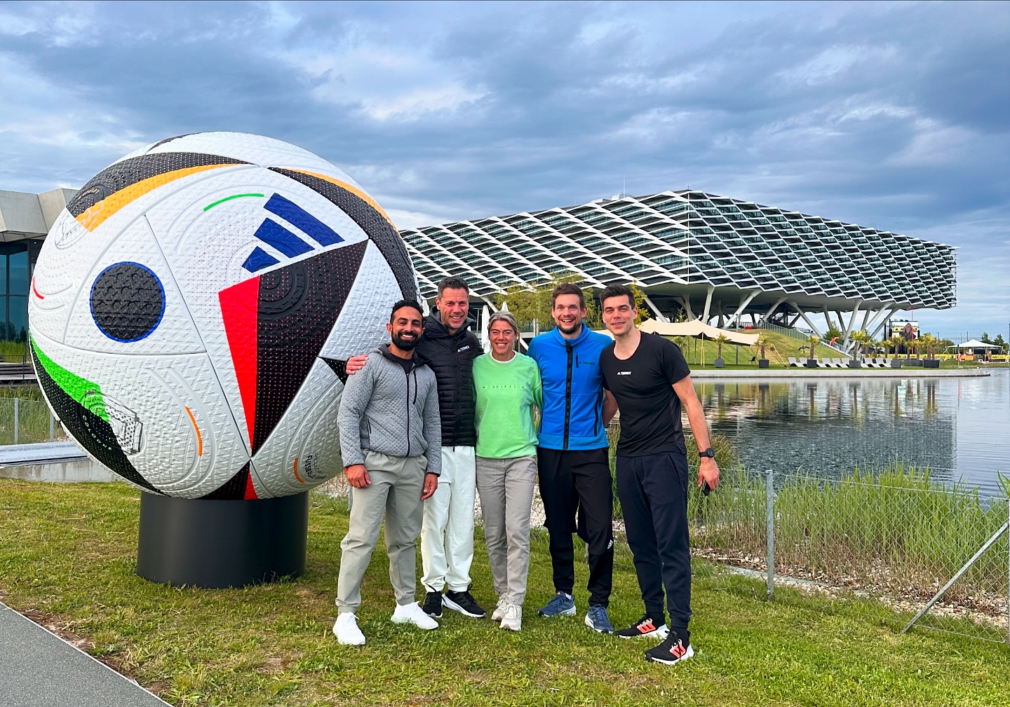 The Adidas R2R PHYSIO team for 2024!
Watch the event live - https://youtube.com/live/N6qaeYOI77c @adidasrunning @ikaikasports