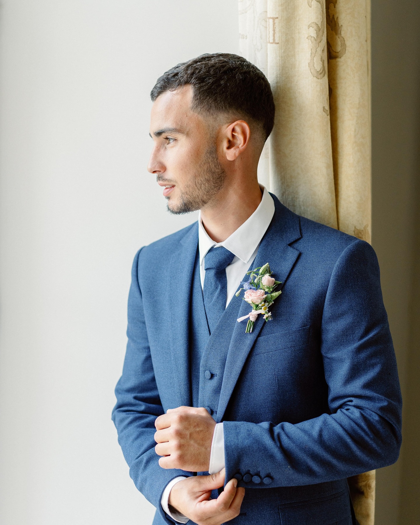 ✨ Élégance intemporelle dans ce costume trois pièces @andrea_faubourgsaintsulpice
Lieu : @domainedevieuxmareuil
Wedding planner : @hamon.events
Photographe : @clemencearesu_weddings
Vidéaste : @lucas_gorry
Art floral : @artmaniafleur
Maquillage : @derm_up_
Coiffure : @coiffevent_byanais
Robes : @appelez_moi_madame_bergerac
Costume : @andrea_faubourgsaintsulpice
Papeterie : @flowersandpencilswedding
Tente : @velumevent
Officiante : @aurelie_cousseau_ceremony
Mixologue : @les_comptoirs_claviere
Mobilier et décoration : @magnolia_evenements
#MariageEnDordogne #Dordogne #domainedevieuxmareuil #domainedelavy #hamon.events #wedding2025
#Mariage #CostumeTroisPièces #WeddingInspiration