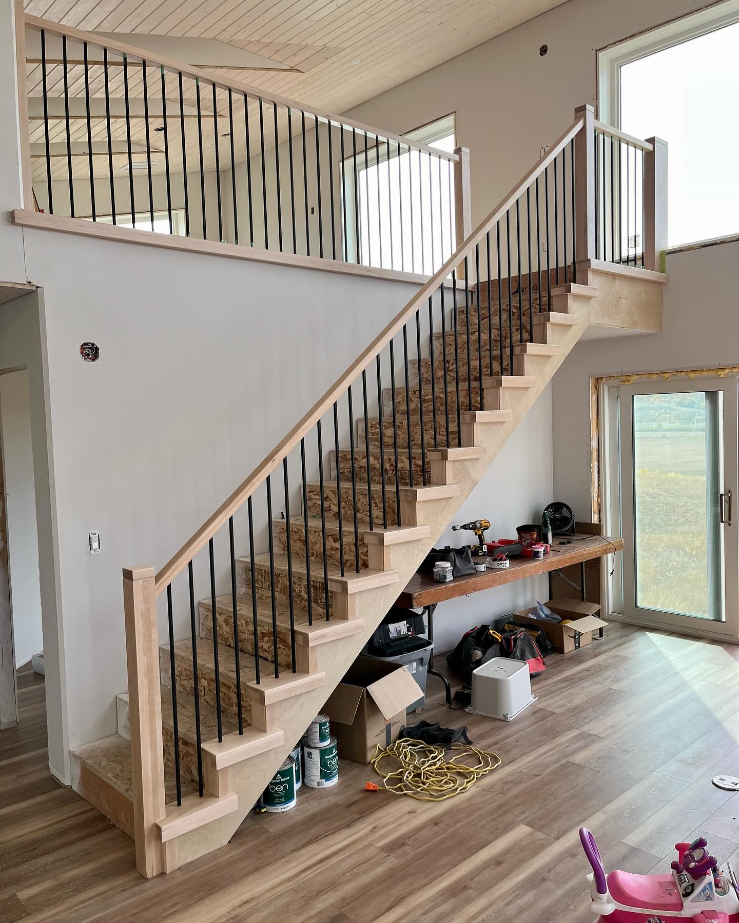 This beautiful house by Lumsden was mostly all built by the customer with the help of friends. Glad we could also be apart of the project by supplying and installing our Maple Railing with Satin Black Spindles and Maple Tread Caps.
#interiorrailing #maplerailing #satinblackspindles #mapletreadcaps #lumsden #gwrailings #supplyandinstall #customrailings