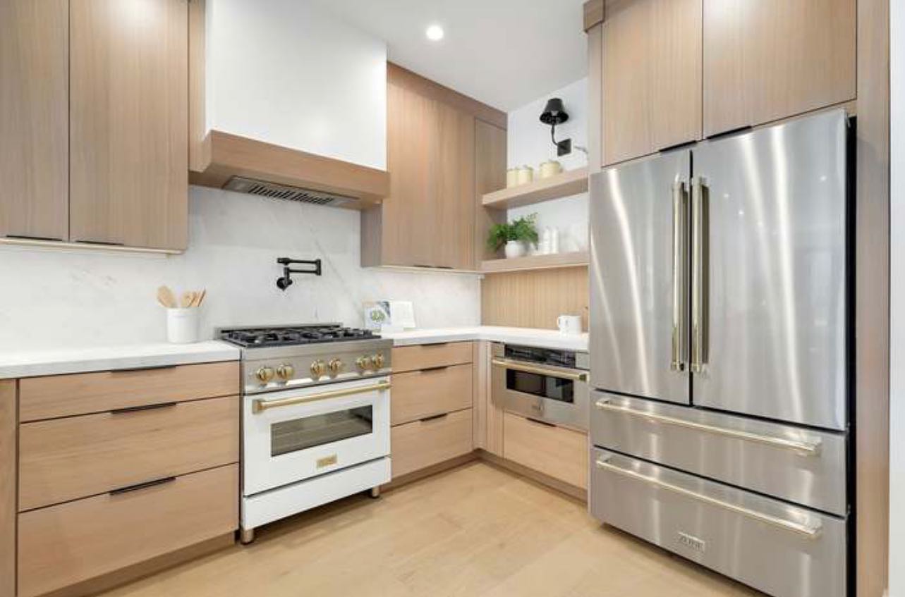 White Oak kitchen in Newport Beach California. #newporthome #beachhouse #beachkitchen #whiteoakcabinets #whiteoakcabinetry #modernkitchen #interiordesign #cabinets #cabinetry #kitchendesign #kitchencabinets #modernkitchens #kitchenstyle