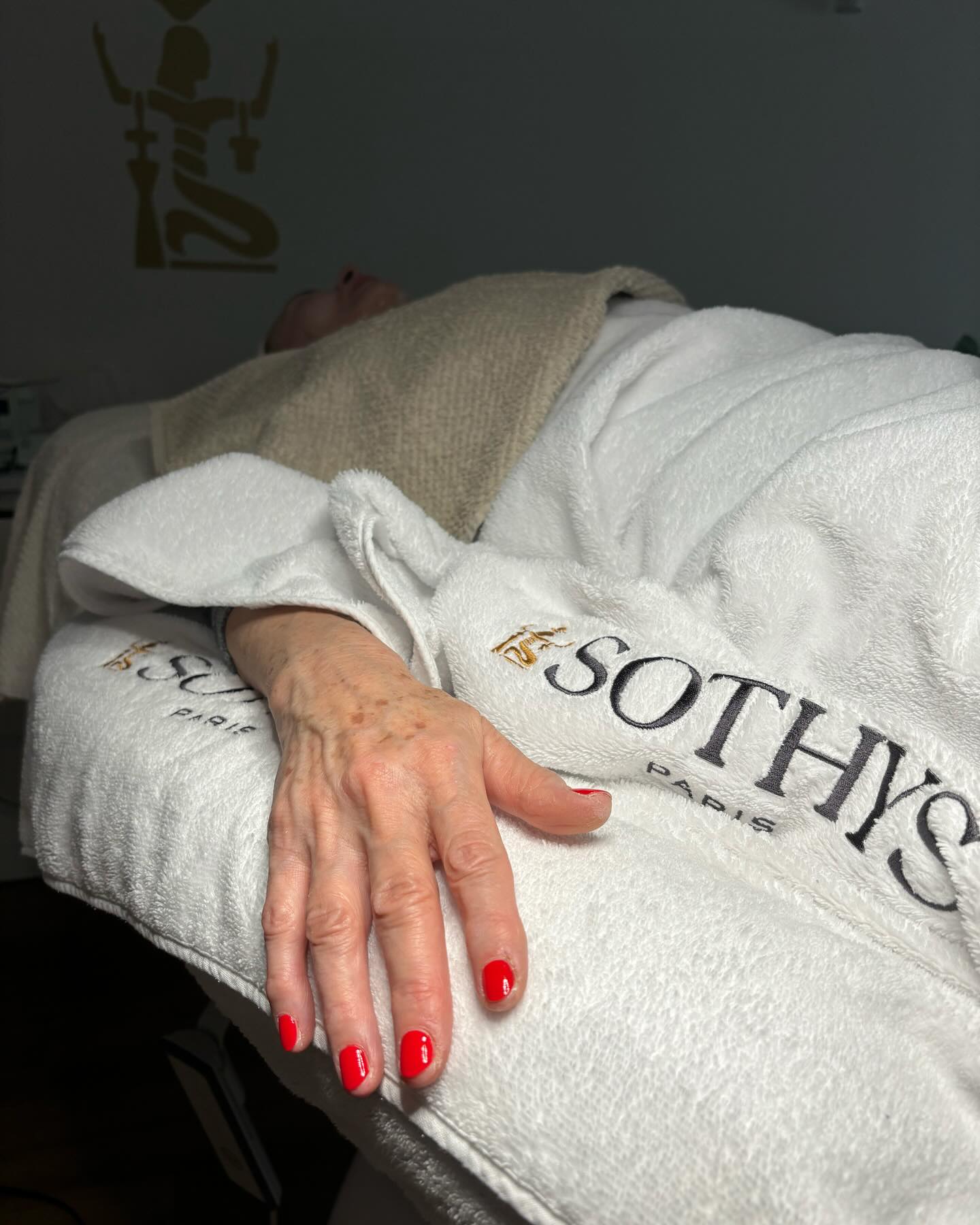 Maniküre ist die beste Kombi zu jeder Behandlung #maniküre#gepflegtehände#bestekombi#premiumbehandlung#krefeld#sothys#cinqmondes#alessandro