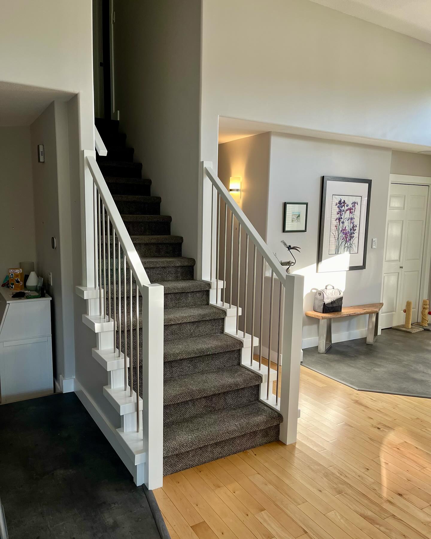 Tread Caps are an excellent solution for stair railing renovations. This interior railing flows well with the trim in the house 🏡 , and the bling ✨ from the spindles makes it stand out just enough to be a beautiful center piece.
#poplarrailing #interiorrailing #stairrailing #renovations #emeraldpark #gwrailings