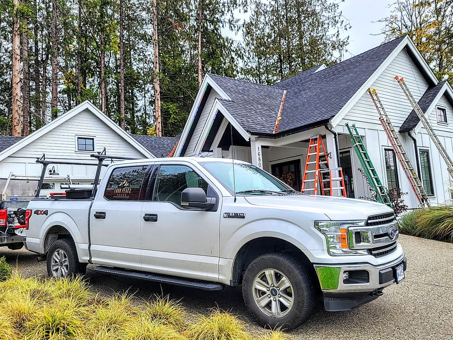 This week we’ve been working on a big Gemstone Lights installation, and we partnered up with Westcoast Exteriors to help out! Gemstone Lights are a permanent outdoor lighting solution that gives you infinite custom options for the exterior of your home! Plus, you’ll never have to install Christmas lights again!
@gemstonelights @westcoast_exteriors #gemstonelights #gemstonelightsdealer