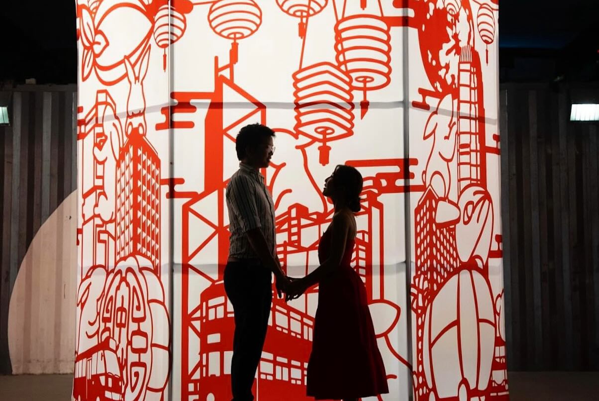 Retro Moon Show 望月 ‧ 燈影
展覽由九月13號到19號, let’s fly to the moon
🌙 🥮🌃
觀塘海濱發現號聯同Carnaby Fair合作,並與三位本地藝術家攜手合作,以他們的風格把中秋和昔日香港的景象融入大型燈籠光影裝置中,展現豐富多彩的文化意涵,帶領大家穿越時空。在光影映照下一邊感受懷舊情懷,一邊打卡賞月,共度傳統佳節。
#RetroMoonShow #KowloonEast