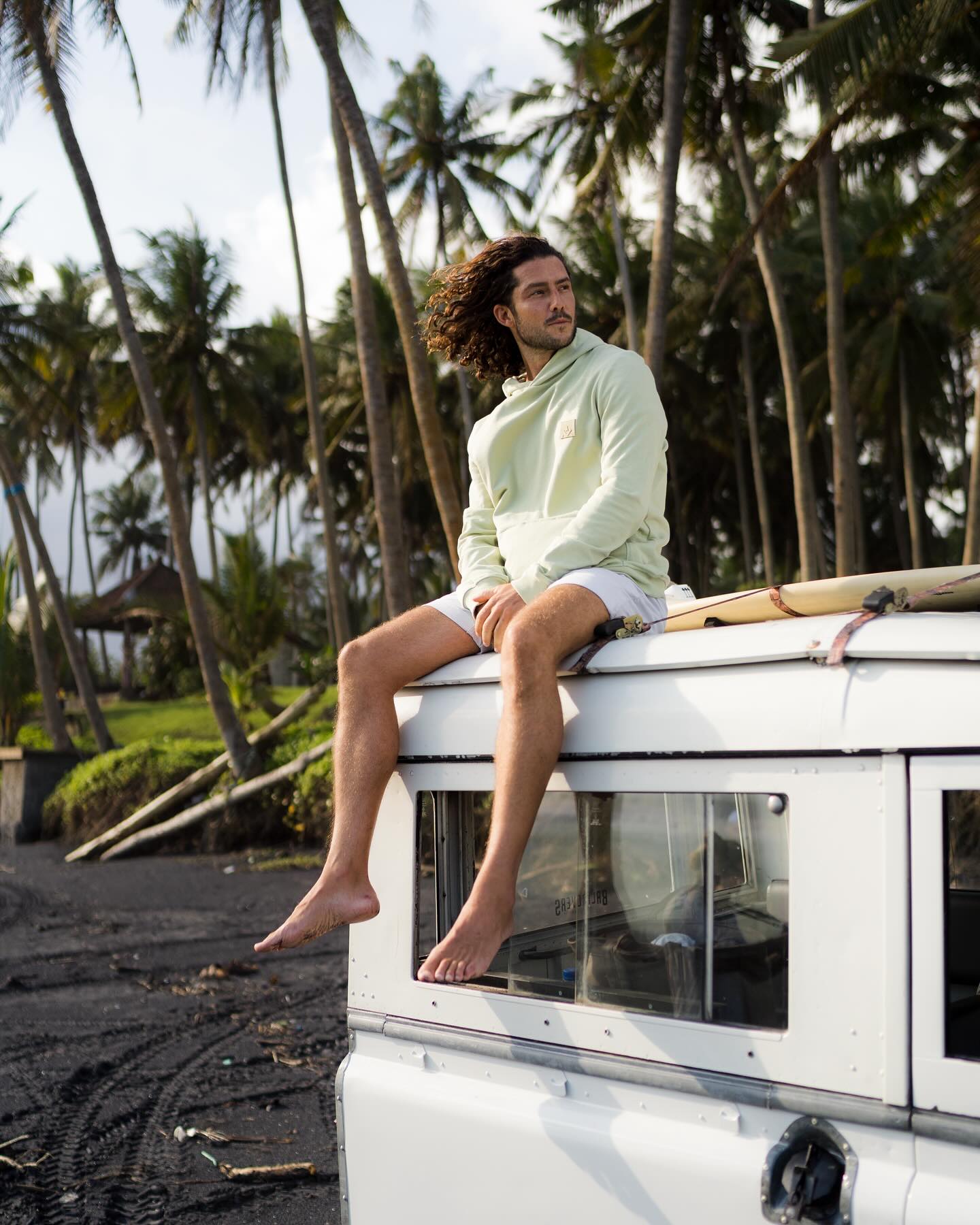 A vintage Land Rover, a Bali beach and a Bosun hoodie to keep you company. Does it get any better?
#bali #balirovers #bosun #bosunwear #travelbrand #travellerbrand