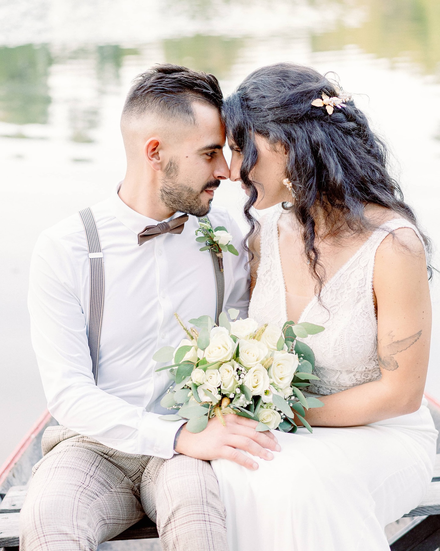 🌿✨ Que chaque instant soit aussi paisible et précieux que celui-ci.
Lieu : @parentheses.imaginaires
Organisation : @hamon.events
Vidéaste : @appelezmoimadame_weddingstory
Photographe : @clemencearesu_weddings
Art floral : @estellefleuristefreelance
Mise en beauté : @maisondivinemm
Mobilier : @magnolia_evenements
Art de la table : @options_bordeaux
Décoration : @marlenecreation
Bijoux : @sautoiretpoudrier
Robes : @appelez_moi_madame_bergerac
Wedding cake : @cakebaby24100
Boisson : @cloitredescordeliers
#weddinginspiration #wedding #frenchweddingplanner #frenchwedding #mariage2025 #mariage2026 #organisationmariage #weddingplanner #dordogne #sudouest #france