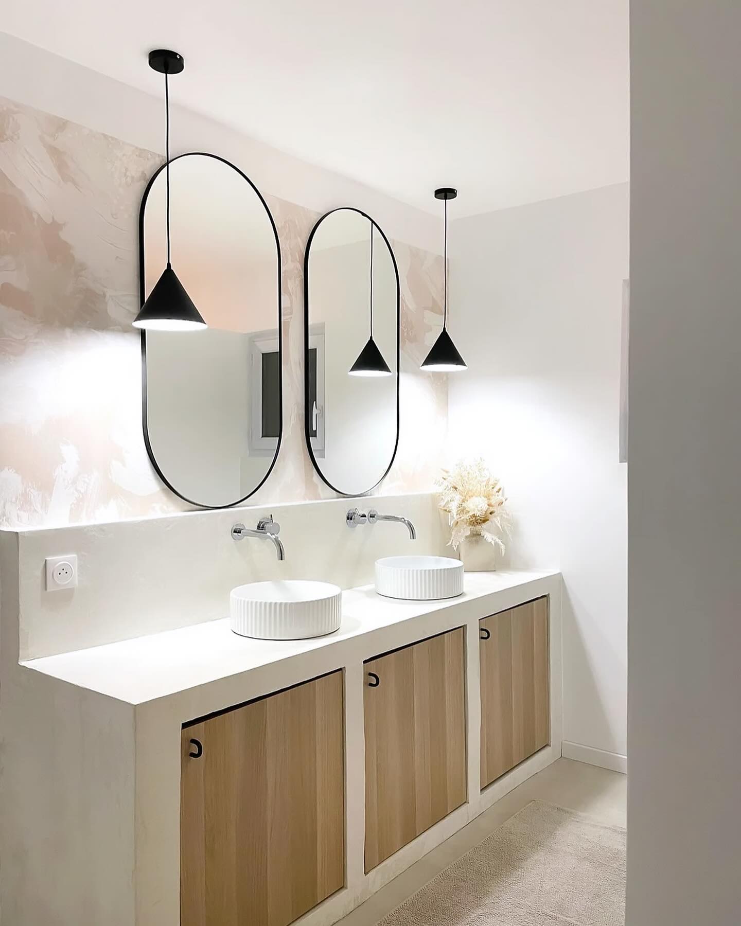 - Projet GALIP - Après/Avant
.
En cours de finition déco (armoire, plinthes et cadres)
Mais je ne pouvais pas m’empêcher de partager cette partie de cette salle de bain tant la transformation est folle!
.
Ce meuble sur mesure de 2m30, ce papier peint…
Cette ambiance est si apaisante comme dans un Spa…
Je suis tellement fière du résultat, tellement fidèle à ce qui avait été imaginé, de la projection 3D présentée en avant projet.
.
Je vous en parlais en octobre, avant de lancer les travaux, que l’envie de se faire une beauté dans cette pièce serait totalement différente!
.
Alors qu’en pensez vous?
.
.
.
#au50bis #decoratricedinterieur #decoratrice #decorationinterieur #decoration #interiordesign #homedecor #home #instadesign #instadeco #igersbordeaux #decoratricebordeaux #architectureinterieure #architectedinterieurbordeaux #renovationsalledebain #renovationbordeaux