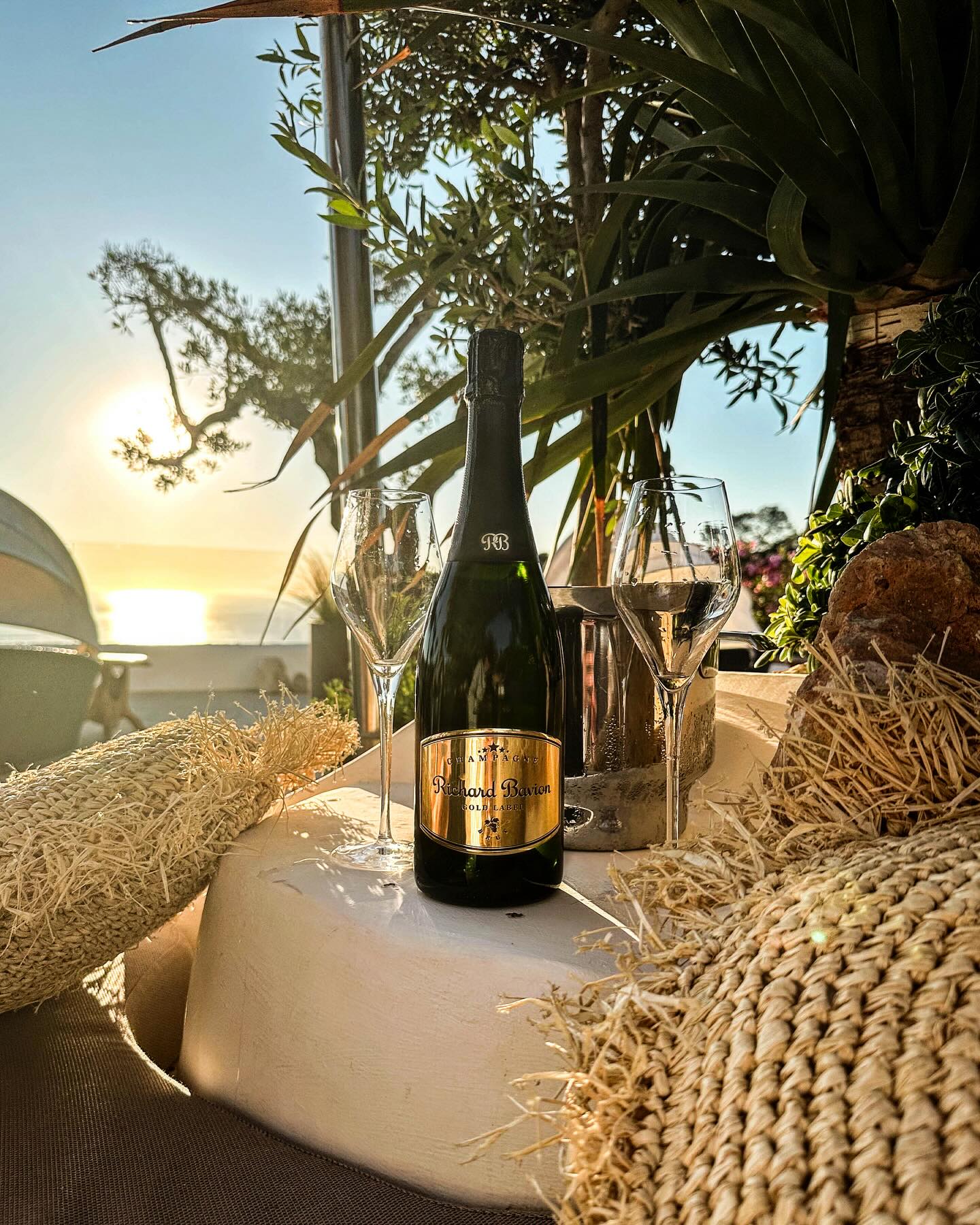 Experience the most beautiful sunsets with a glass of fine sparkling Premium Cuvée Gold champagne 🌅🥂
__
#champagne #ibiza #seaview #sunset #sunsets #richardbavion #ibizalife