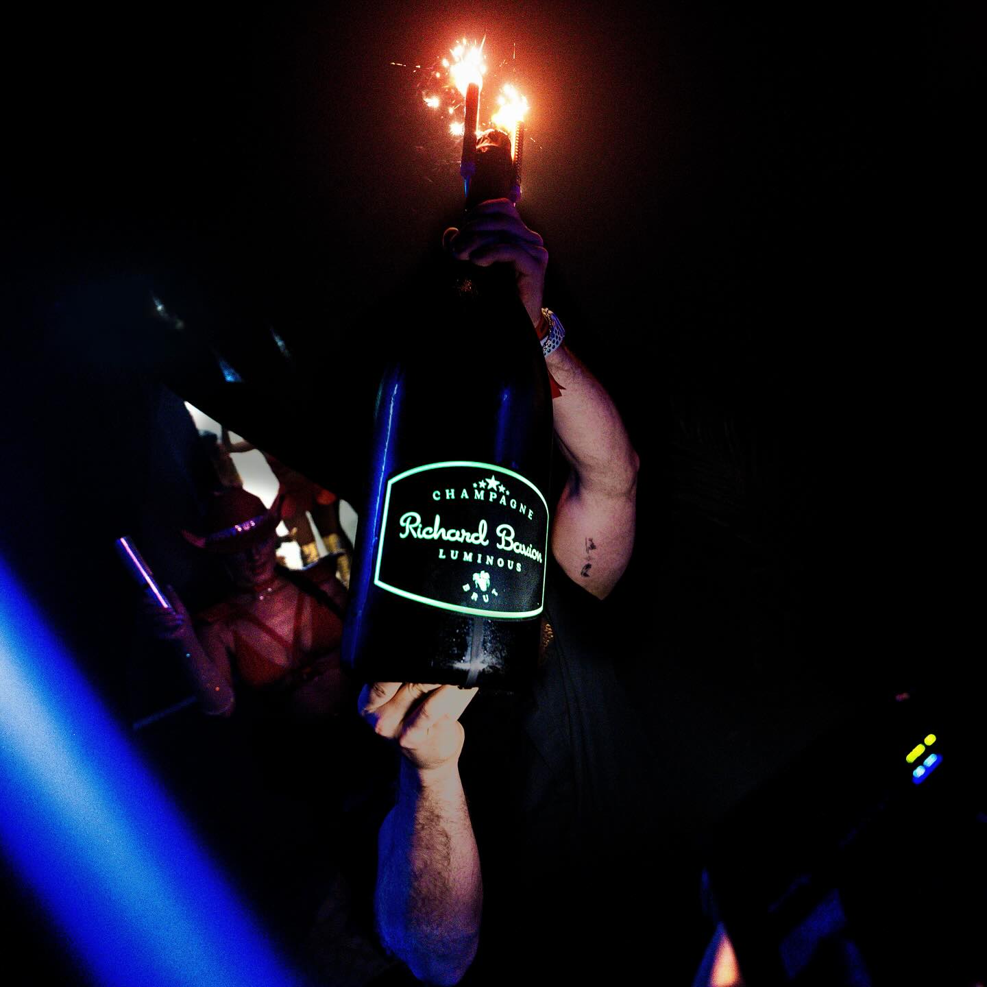 Iconic nights in Monaco 🇲🇨 Celebrating with the incredible Jeroboam Luminous 🥂
__
#champagne #luminous #luminouschampagne #richardbavion #champagnelover #champagnelife #jeroboam #jéroboam #amberlounge #lemeridien #lemeridienmonaco