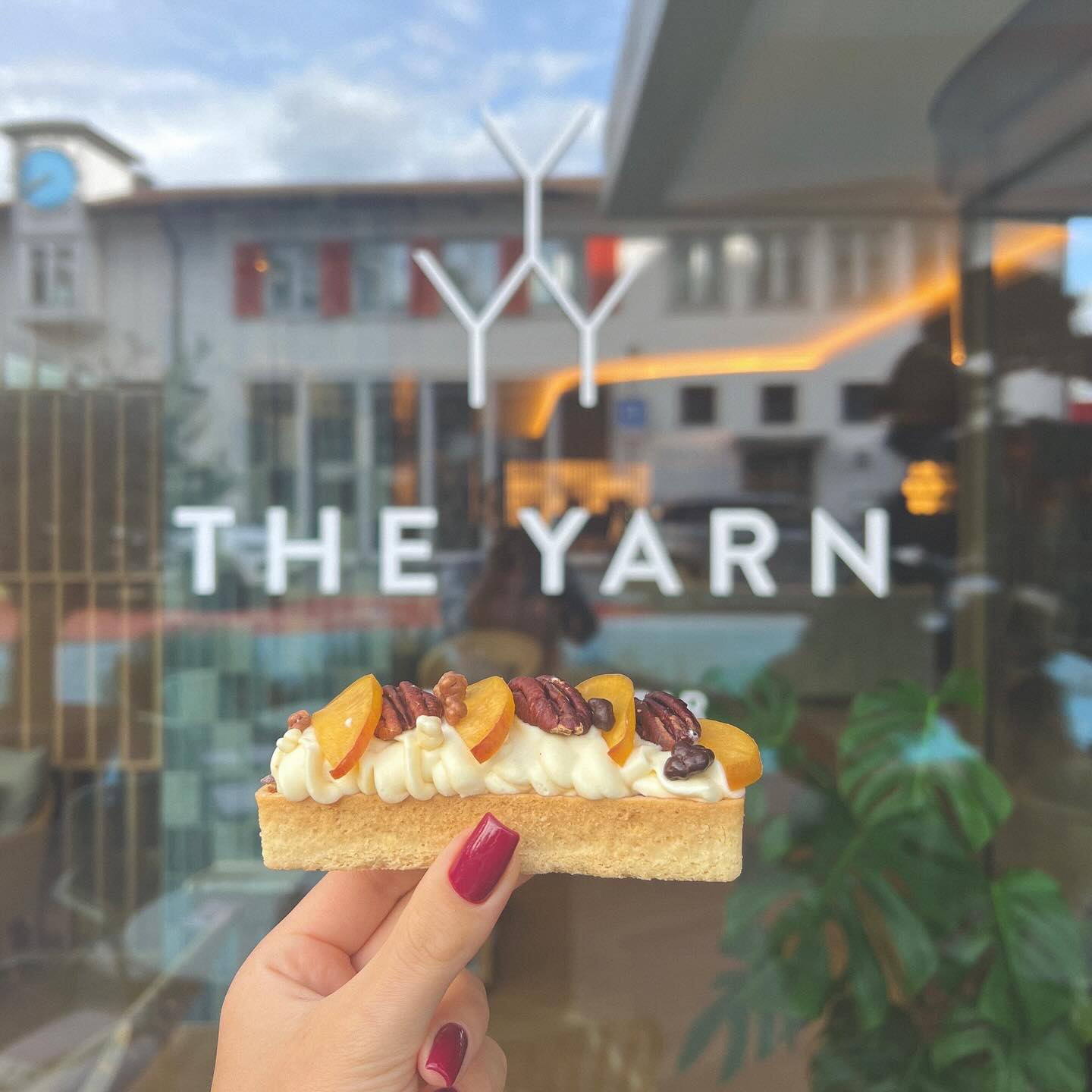 This tartlet with passion fruit and peach is the perfect balance of sweetness and a hint of tartness! A crispy base, delicate cream, vibrant pieces of peach and topped with pecans. This flavor is simply unforgettable!
Made with love by @daniellemafacal 🧡
#theyarnhotel #swisstravel #lakeview
#designhotelzurich #switzerland
