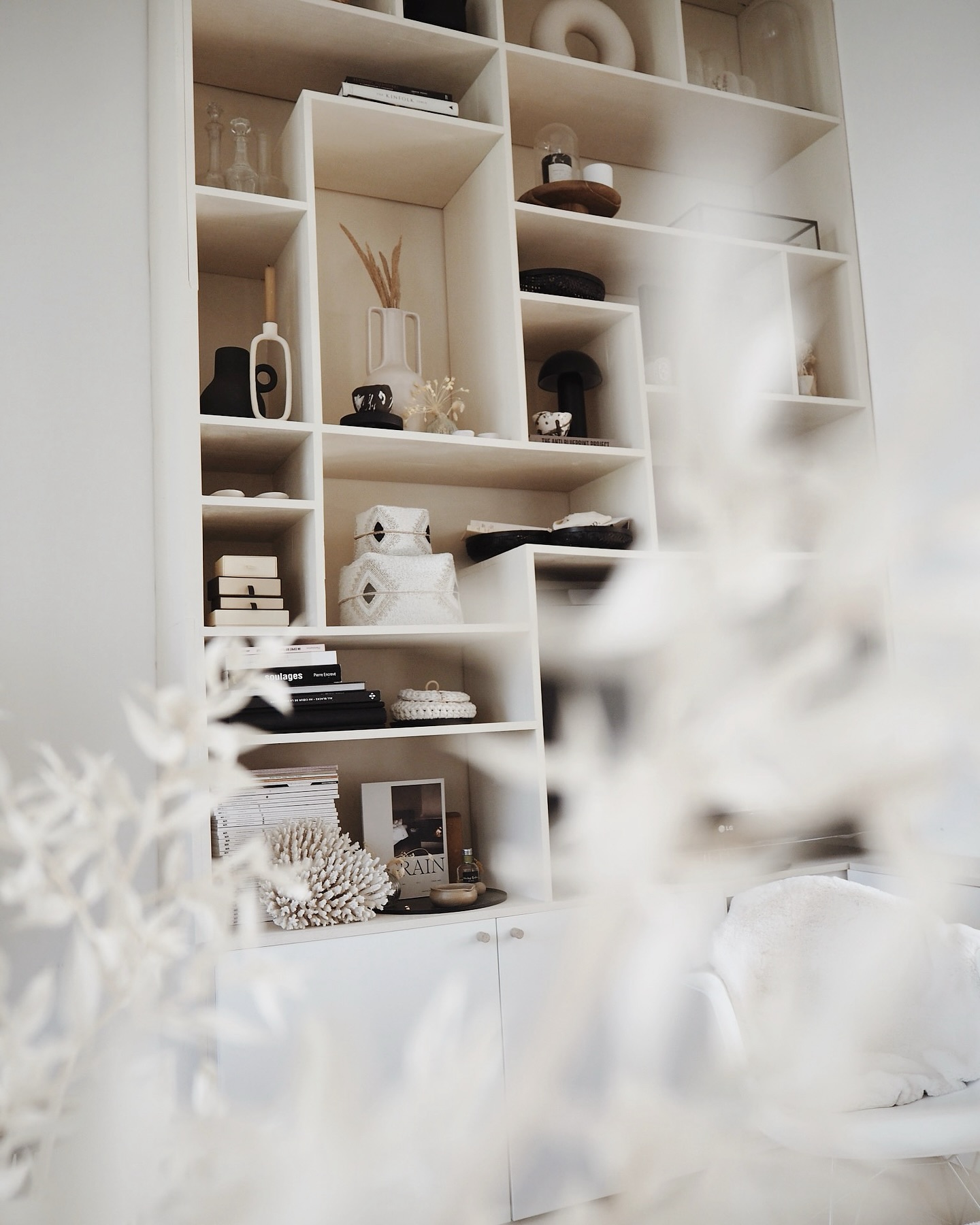 Le pouvoir des meubles sur mesure!
.
Les meubles sur mesure ne se contentent pas d’occuper un espace, ils le transforment en un véritable chef-d’œuvre personnalisé. Conçus pour s’adapter parfaitement à votre intérieur, ils ajoutent du caractère, de la personnalité et ce je-ne-sais-quoi qui rend chaque pièce unique.
.
Imaginez un meuble qui sublime votre espace de vie, met en valeur vos objets préférés et vous offre un rangement optimal, le tout avec une esthétique impeccable. C’est exactement ce que vous offre un meuble sur mesure: la combinaison parfaite entre l’esthétique et la fonctionnalité.
.
Votre meuble sur mesure ne se contente pas de décorer votre pièce, il devient une extension de votre personnalité, évoluant avec vous au fil du temps. C’est bien plus qu’un simple meuble, c’est un compagnon de vie.
.
Laissez-nous créer un meuble qui vous ressemble et qui rendra votre intérieur encore plus extraordinaire!
.
Votre intérieur mérite d’être à la hauteur de vos aspirations, et c’est là que l’architecte d’intérieur entre en jeu. Avec son expertise et sa créativité, il vous aide à définir et à projeter vos envies pour créer l’univers le plus beau et adapté à votre mode de vie.
.
Que vous aspiriez à une ambiance moderne, classique, minimaliste ou éclectique, l’architecte d’intérieur saura capturer l’essence de vos désirs et les traduire en un espace parfaitement conçu pour vous.
.
Faites confiance à un professionnel pour transformer votre intérieur en un véritable havre de paix, où chaque détail reflète votre style et votre personnalité.
.
.
.
.
#ArchitecteDIntérieur #au50bis #interiordesign
#DécorationPersonnalisée #CréationSurMesure
#MeubleSurMesure #Personnalisation #DécorationIntérieure