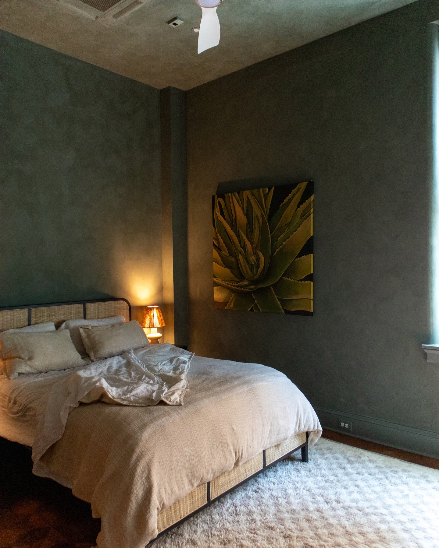 This room is a vibe! If you didn’t know already, we love lime wash and all the textures in our interiors 🥰🥰 this space had its challenges before but now it’s a lush, peaceful oasis of a guest room. Thanks @drurybynum 👨🏼🎨
@elizabethscollan #franklinstproject #interiordesign #baltimoreinteriordesign #interiordesigner #limewash @jamesalexanderpaint #folkmodern