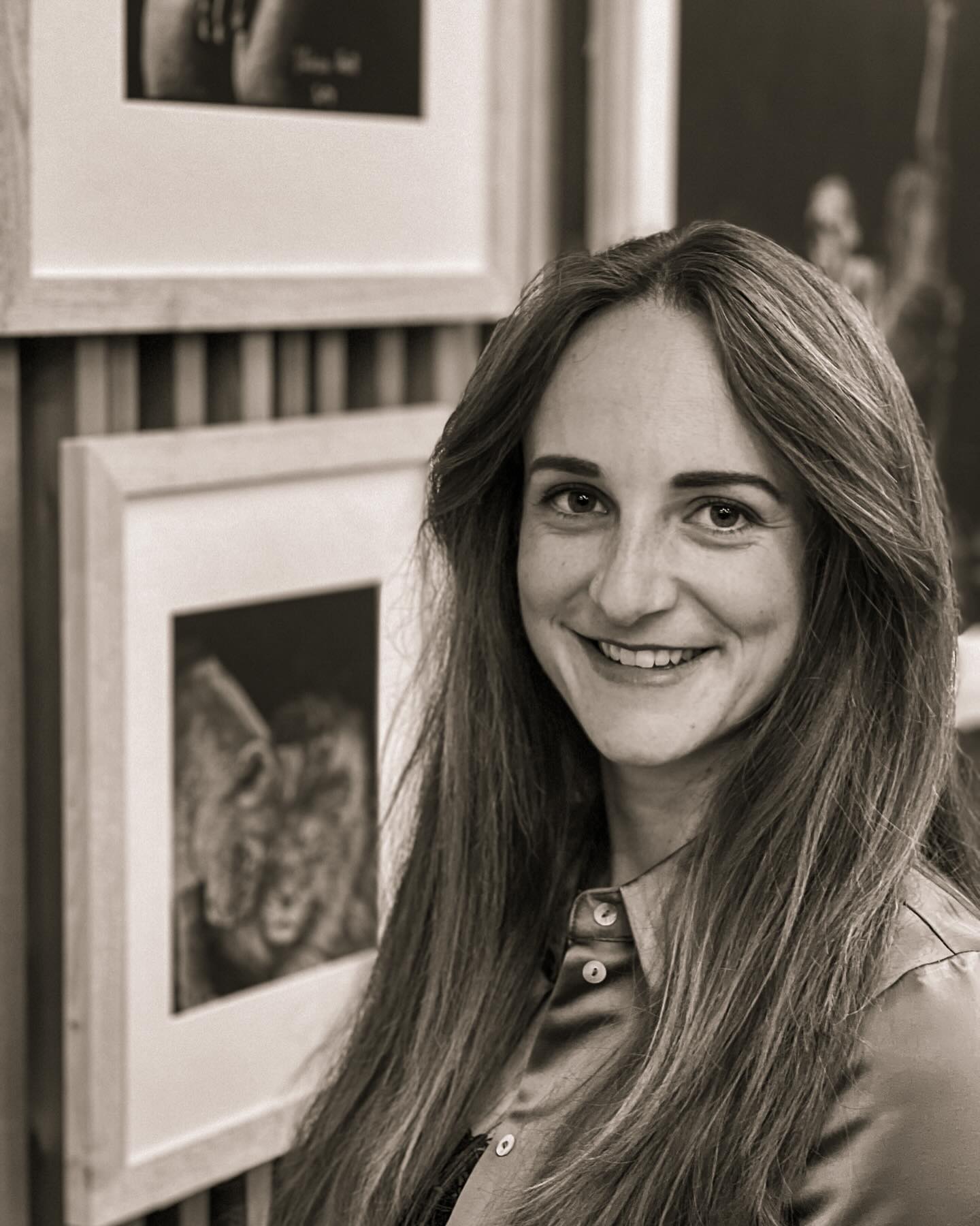 ✨ B A B Y P A U S E ✨
Ein neues Abenteuer startet für mich Anfang nächstes Jahr!👶🏼
Und da ich noch nicht weiß, wie das dann alles so wird und wie sich mein Alltag mit Baby organisieren lässt, lege ich eine Zeichenpause ein.
(Voraussichtlich bis Mai 2024)
🎅🏻Für Weihnachtsaufträge bin ich heuer schon komplett voll!☃️
Wenn ihr jedoch Wünsche und Aufträge habt, die zeitlich nicht gebunden sind, dann hinterlässt mir gerne auf meiner Homepage eure Anfrage.
⏩️ www.viktoria-hartl.art
Ich werde euch kontaktieren, sobald es wieder geht und die Auftragsarbeit wieder aufnehmen!✍🏼 😍
Ich wünsche euch alles Liebe!!💐 🫶🏻💞
#artbyviktoria #baby #babypause #zeichnen #newchapter #newlife #pregnancy #artist #artlife