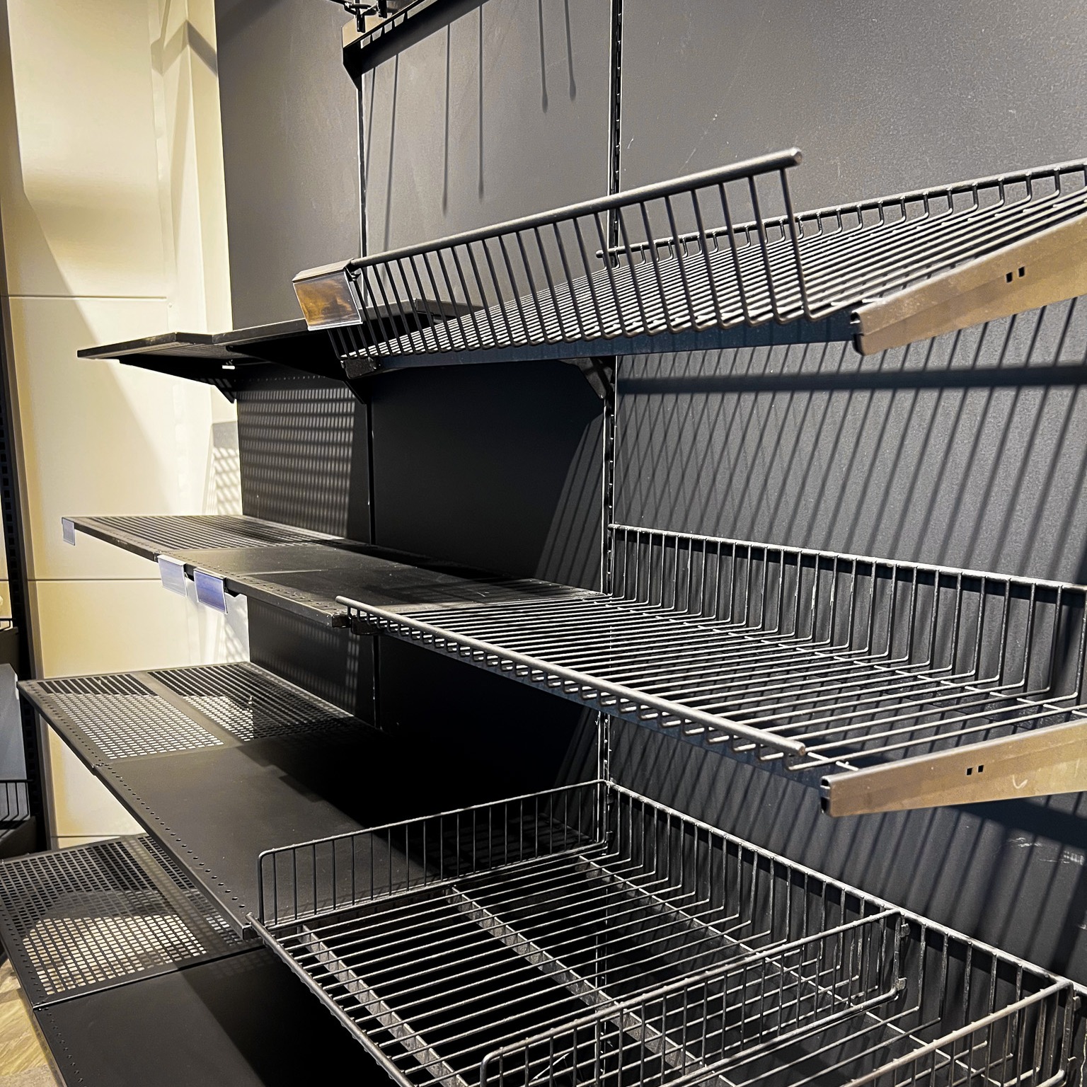 Vinterkampanje hos New Shop!
Vi tilbyr nå spesialpriser på alt arbeid utført i november, desember og januar. I tillegg har vi kvalitetsinnredning på lager, klar for rask levering – både i sort og hvit! Perfekt for deg som ønsker en stilig og solid oppgradering av dine lokaler.
Blant produktene våre finner du:
- Veggskinner
- Stålhyller
- Trådhyller
- Diverse oppheng
💌 Kontakt oss for et uforpliktende tilbud og mer informasjon!
post@newshop.no | +47 94 00 69 01 | www.newshop.no
#NewShop #Vinterkampanje #Innredning #InteriørDesign #Oppgradering