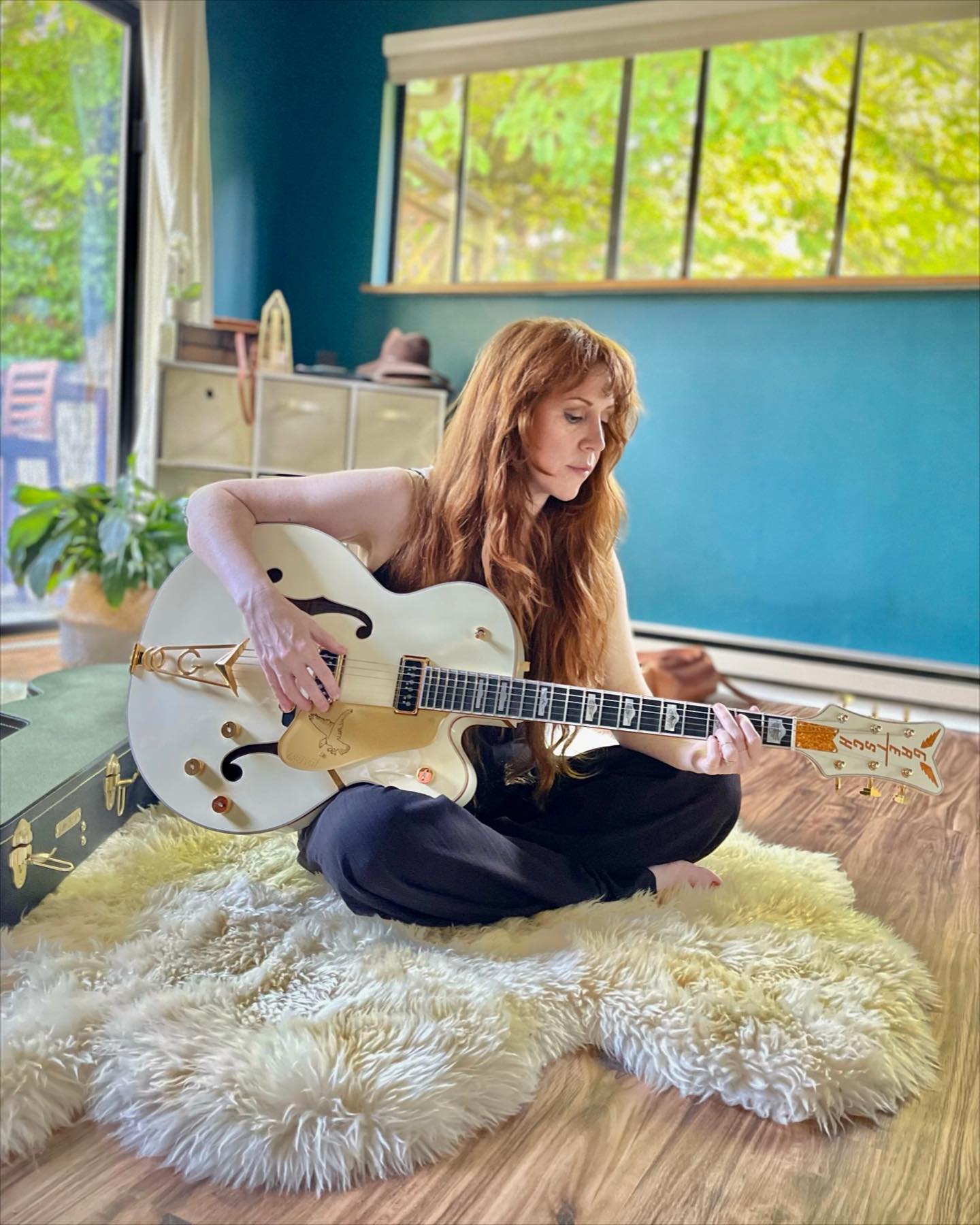 Still accepting name suggestions for my GORGEOUS new guitar! It made its stage debut last weekend- just for one song, then I got too nervous to play it again 😂 so so so grateful for my family, my Patreon patrons, and one patron in particular (you know who you are) who helped make my white guitar dream come true! 💖