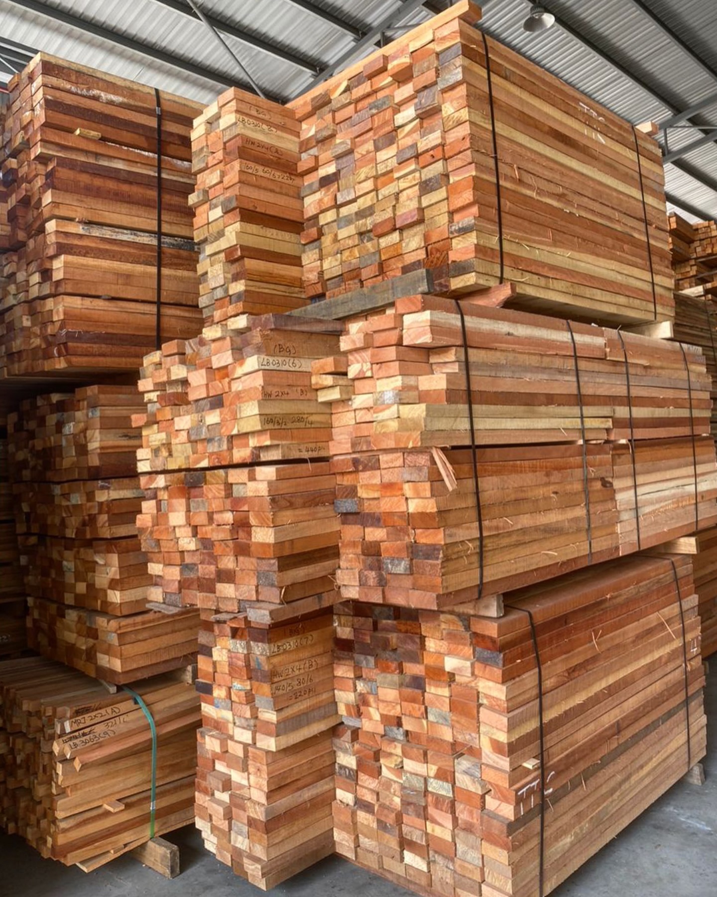 Mixed Hardwood 2x4, length 3ft up. Suitable for wood pallets 🪵 Ask us more 03-60382799 or visit www.lnbwood.com
•
•
#hardwood #mixedhardwood #malaysianwood #tropicalwood #wood #lnbwood #meranti #mersawa #merbau #hardware #malaysiahardware