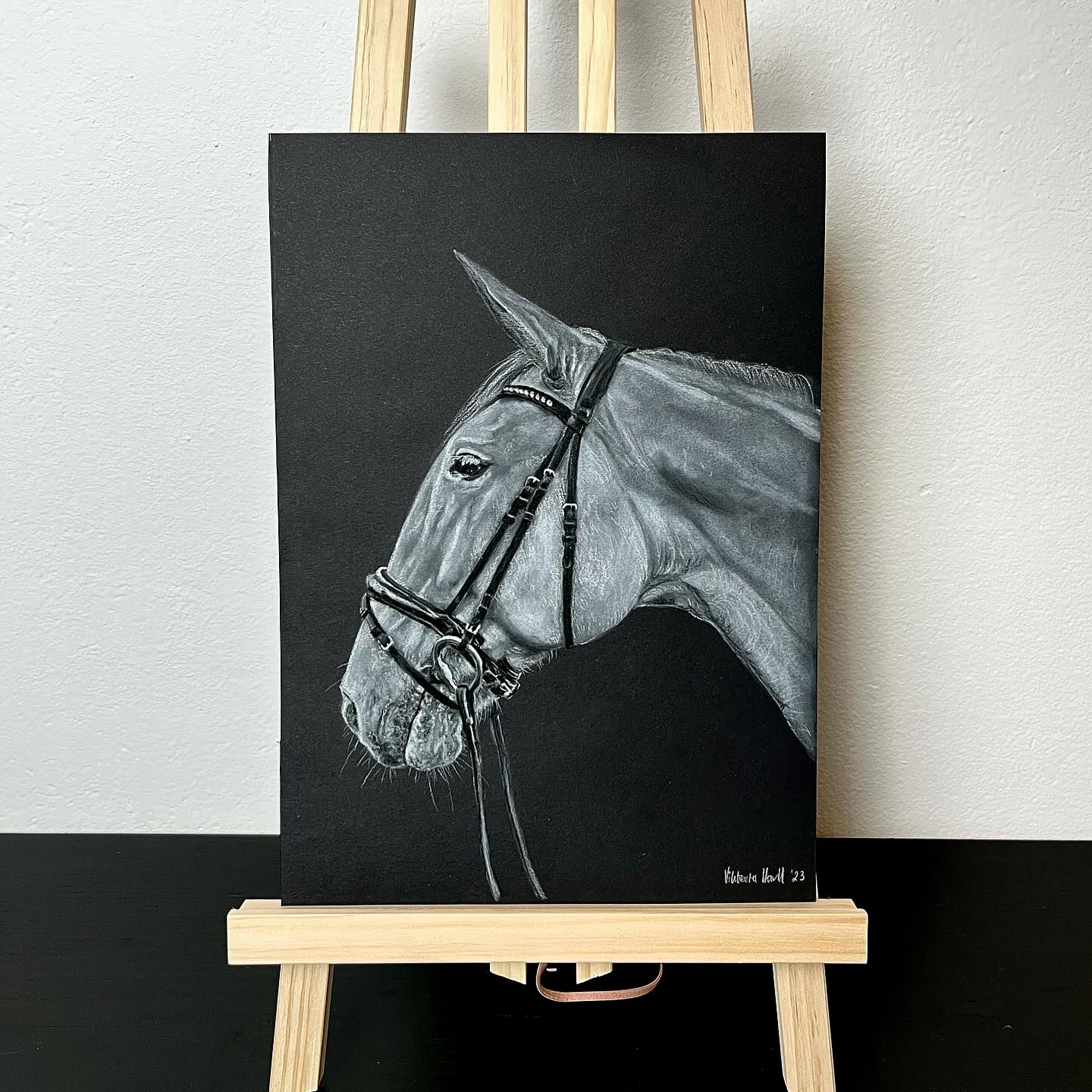 Kreide auf schwarzem Tonpapier 🤍🖤
Ein Auftrag, der schon etwas älter ist. Das Porträt dieser Lipizzanerstute war ein Geburtstagsgeschenk.🎁✨
Ich freue mich, dass die Überraschung geglückt ist!🥰
#artbyviktoria #kreide #kreidezeichnung #pferde #pferdeportrait #horselove #tierzeichnung