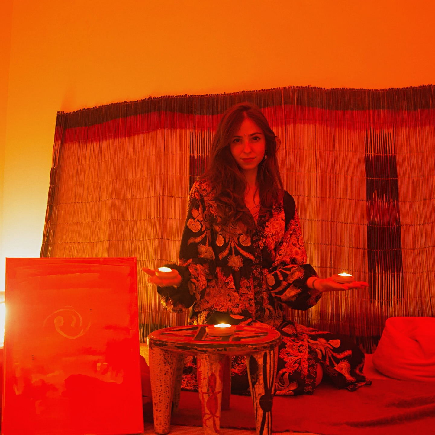 31 ans pour comprendre que cet élément fait parti intégrante de mon Être 🔥
Il m’a fallut plusieurs fois braver les flammes de l’enfer pour accepter ce feu destructeur en mon humble conscience.
Le Feu de la destruction (Shiva, Kali…) fait partie de nos vies et de notre essence primodiale.
Rien ne se créée sans mort, sans destruction. Tout commencement a une fin et toute fin un commencement.
Encore une fois je prône cette notion de CYCLICITÉ de l’Être Humain. 🌀
Une fois maitrisé, le feu ardent se transforme et transmute les noirceurs, ombres, marécages, gadoue de notre intériorité en leçons, forces, courage, Lumière !
Le feu de l’Amour peut prendre enfin place pour nettoyer et guérir (mon téléphone a écrit guerrier!). Oui nous sommes tous des guerriers de la Vie, et nous triomphons tous à un moment donné grâce à l’expérience et l’Amour qui en découle. L’Amour de Soi, la fierté.
Ainsi la flamme dans nos cœurs attise l’étincelle de l’esprit, la conscience éveillée, le feu de l’aspiration qui nous fait dépasser toutes nos limitations pour créer et mettre en œuvre ce qui vient des tripes ! Prendre soin, défendre, aider. Déplacer des montagnes, appréhender nos luttes, nos injustices, notre amour du vivant, notre créativité !
Nulle raison d’en avoir peur, le feu EST la création, l’amour, le rassemblement, la chaleur, l’intelligence de Vie, la joie d’être ici. On en prend soin, on l’étoffe, mais à distance et avec discernement sinon ça brûle.
Cliché mais tel le Phénix, le feu qui brûle nous fait bel et bien renaître de nos cendres !
(Merci à mes merveilleux collègues de chez @meiso.paris pour ces prises de conscience ensemble lorsque j’ai eu l’honneur d’incarner prêtresse du Feu pour vous aider dans vos quêtes lors de notre journée inter centres lors du jeu du Tao ☯️)
N’oublions pas que Tout est dans Tout.
Tout vit en Nous 🔥🪼🌪️🪨🪸🐚❄️🍄🪵🌱🌼
Voir, accepter et aimer les parts de soi les plus creepy c’est accepter les plus puissantes en parallèle. C’est accepter son entièreté, son humanité et l’Autre.
#rebirth #renaissance #feu #aspirationardente #mindfulness #energie #energeticienne #fuego #fire #fierte #courage #spiritualite #pretresse #phenix