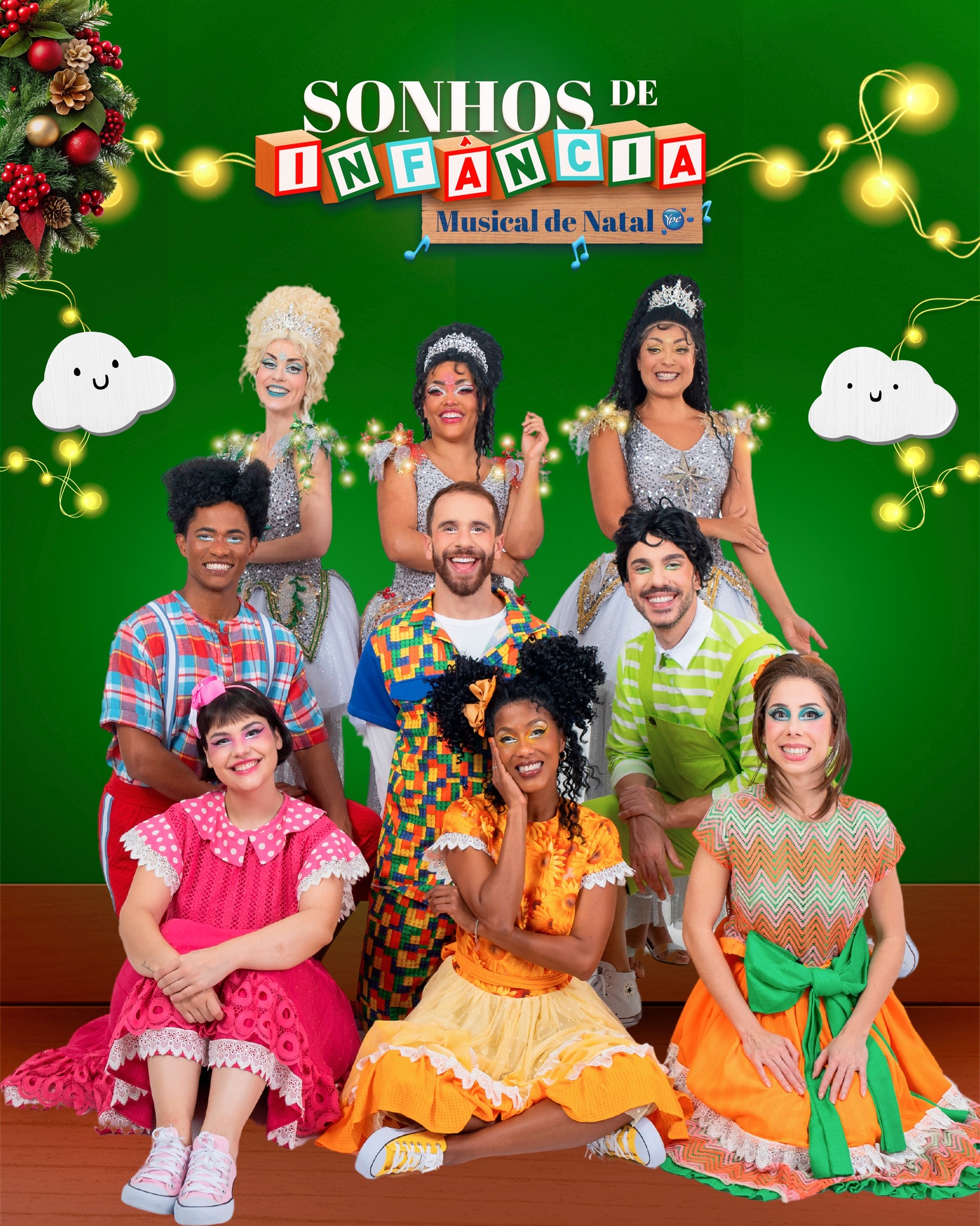 Em meio aos cenários repletos de magia e memórias felizes da decoração de Natal Ypê, o espetáculo musical “Sonhos de Infância” tem uma missão natalina muito especial, confiada a três estrelas: Madú, Malú e Majú. Na narrativa, as estrelas têm uma importante tarefa e convidarão a todos para uma viagem imaginária ao encontro de si mesmos.
O espetáculo promete uma experiência envolvente com muita emoção, inéditas e tradicionais canções de Natal e um universo lúdico deslumbrante, que embalarão os corações dos visitantes aos sábados e domingos, às 20h.
Nossa decoração estará aberta ao público todas as sextas, sábados e domingos a partir de 22 de novembro e também nos dias 23 e 24 de dezembro (segunda e terça-feira), das 19h às 22h.
Reviva momentos especiais e crie novas memórias.
#NaoDeixedeSonhar #musicaldenatalypê