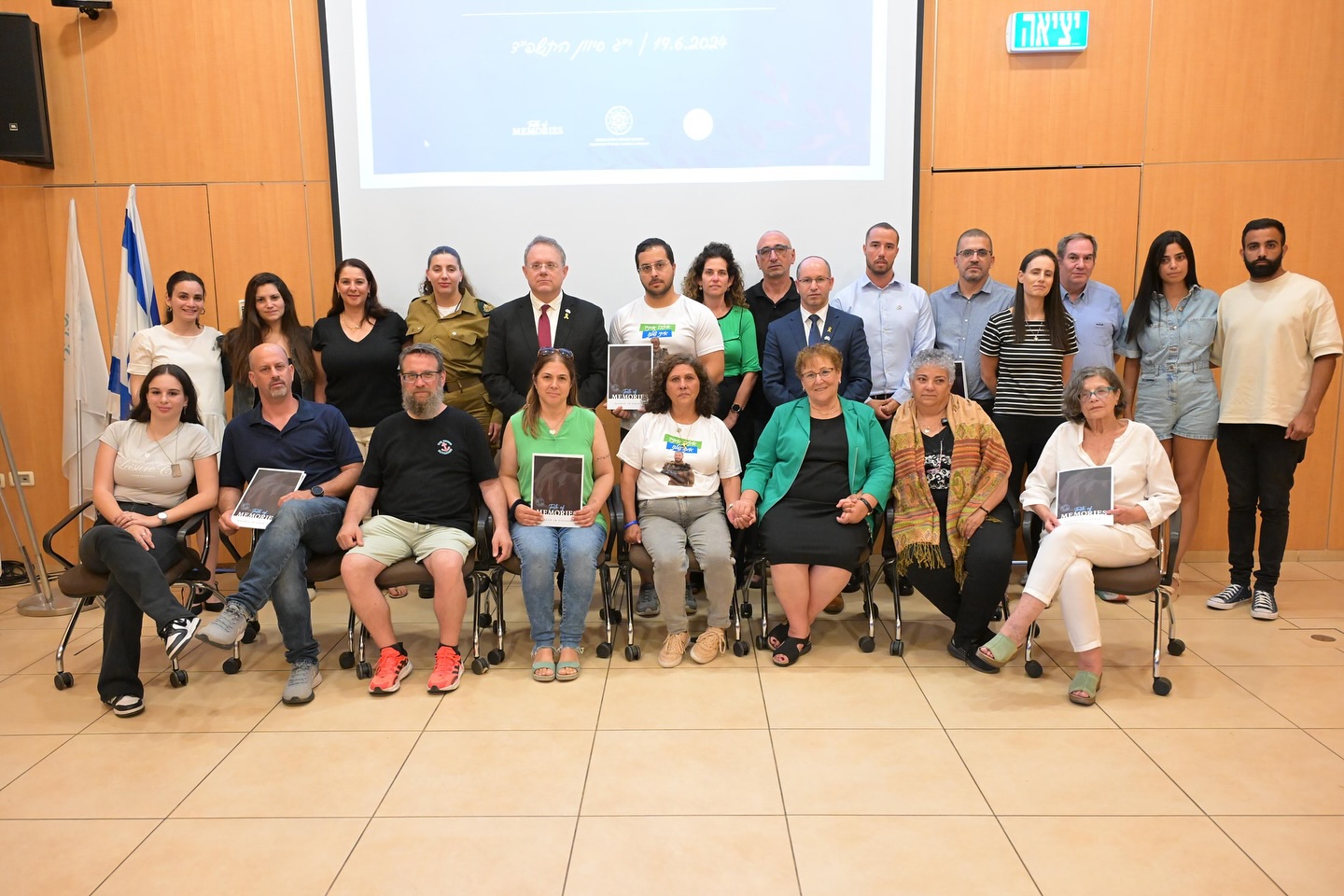 אתמול התכנסנו למפגש מיוחד ומרגש עם משפחות שכולות וההסתדרות הציונית העולמית,בשיתוף פעולה לתרגום 25 מתכונים ל4 שפות- צרפתית, פורטוגזית, ספרדית ואנגלית.
במסגרת הפעילות, ספרי המתכונים וסיפורי החללים הגיעו למדינות רבות ברחבי העולם, ואלפי משתתפים מבשלים ולוקחים חלק בהנצחה חוצת גבולות.
נבקש להודות מכל הלב להסתדרות הציונית העולמית, ובפרט למריאנו ולאה היקרים, על המיזם המרגש, ההשקעה והמקצוענות.
כמובן גם לאורטל המעצבת הגרפית שכתמיד, מדייקת ויוצרת שפה מכבדת ומחברת את המסרים ישר ללב.
הספרים המתורגמים נמצאים באתר מתכון עם זיכרון ואנו נמשיך להפיץ את הפעילות בכל רחבי העולם.
התרגשנו לפגוש את משפחתו של איתי יהושע ז״ל, הוריו של עדי לאון ז״ל, סבתה של יעל לייבושור ז״ל, הוריו של ליאור סימינוביץ ז״ל, משפחתו של ארז מישלובסקי ז״ל , הוריו של אייל טויטו ז״ל ומשפחתה של סהר סעודיין ז״ל 💙