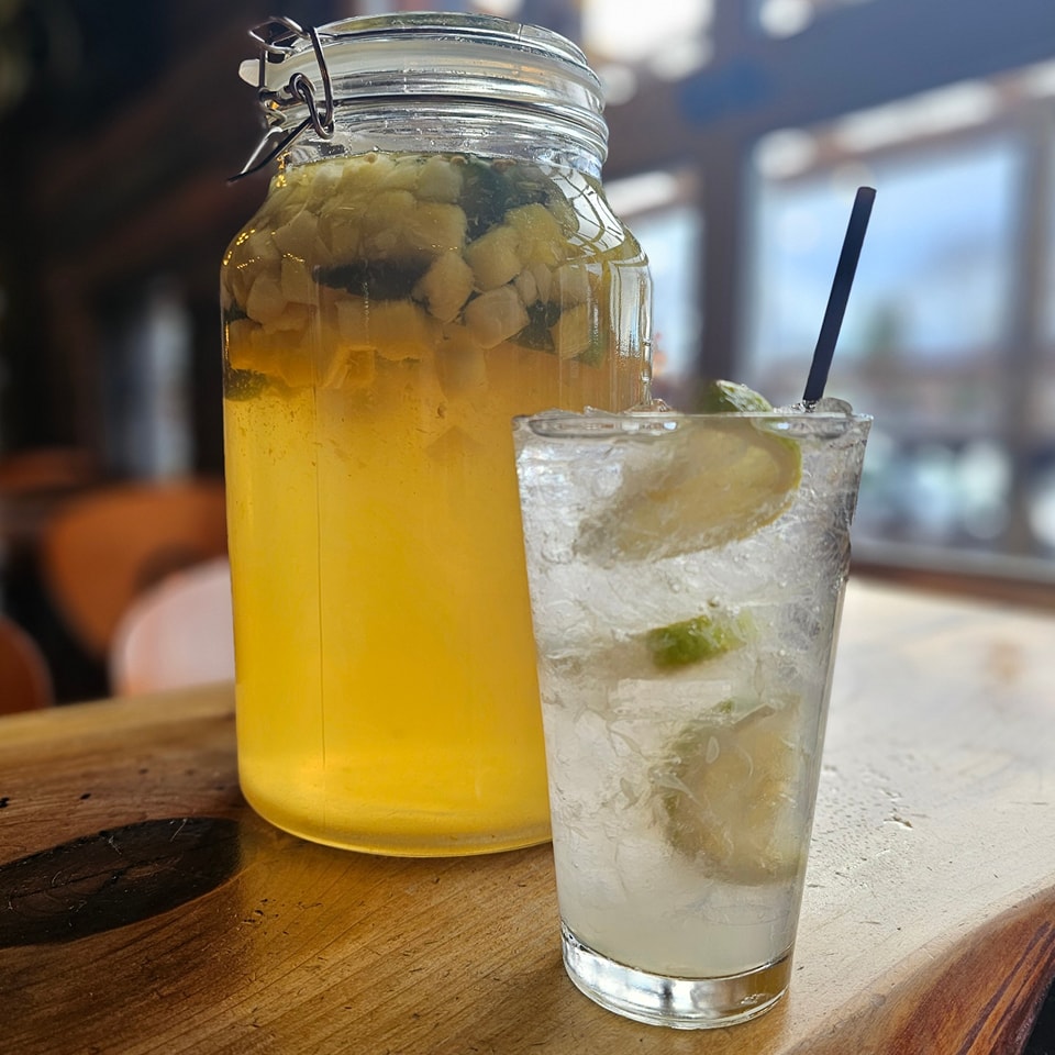 Make it feel sunny and warm up with our house made pineapple jalapeño shrub in a Ranch Water cocktail 🍍 😋
#cocktail #mocktail #crowandcart #whiteakerneighborhood #eugenebarscene #supportlocal #womanowned
