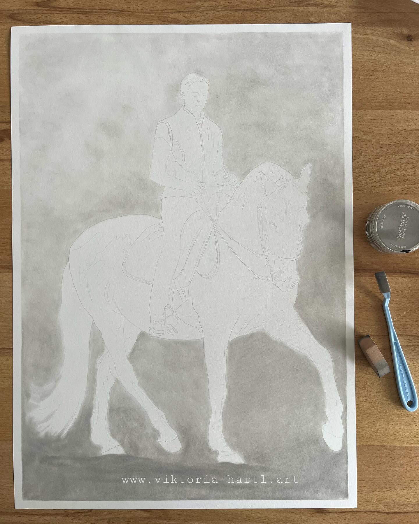 Swipe 👉🏻
Ich durfte die liebe Heidrun @zentaurus.akademie mit ihrem wunderschönen Nevado abbilden. Die große Zeichnung im A2 Format hat mich ganz schön viel Zeit gekostet.✍🏼😅
Den Hintergrund habe ich mit PanPastel gemacht, danach arbeitete ich mit den Farbstiften von #fabercastellpolychromos weiter.
Was sagt ihr bis jetzt dazu?🤭✨
#horsedrawing #zeichnen #pferde #pferdezeichnung #horseportrait #dressage #klassischereitkunst #farbstifte #artbyviktoria