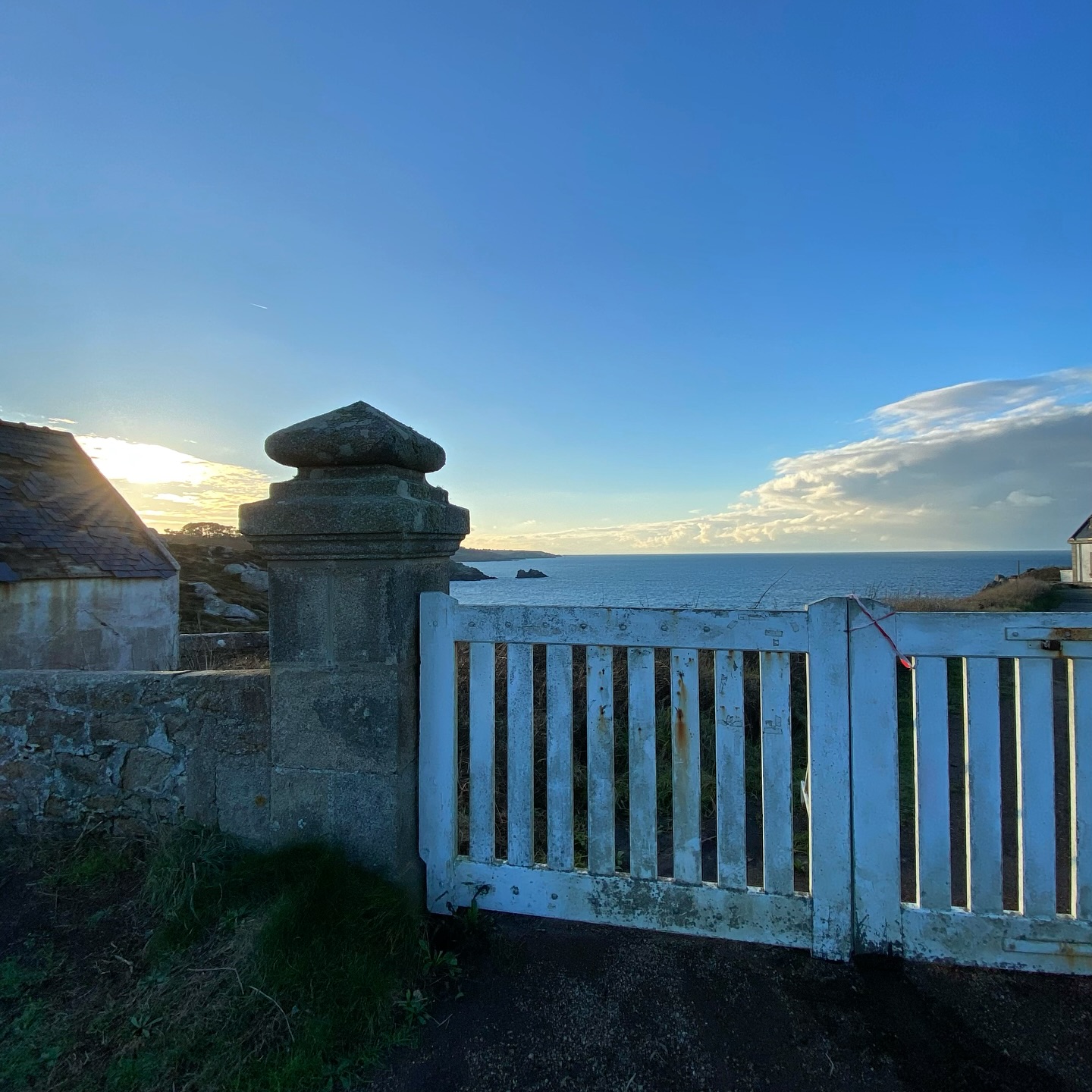 Nous l’appelons Mer
Car nous sommes Tous nés de son ventre
Impregnés dans son antre
C’est une Reine
Fécondée par notre père
Notre Roi Soleil
Nous sommes des princes étoilés
Parsemés de coraux et de germes
Fermentés au sein
De cette dualité qui s’aime et qui sème
Loin d’être saints
Nous sommes des éclats de vie de la Terre elle-même
Tous nés du même noyau florissant
Tous nés de la foudre du Géant
Ici bas pour honorer la vie terrienne
Ici bas pour transmuter la peine
Vivre et rire de nos tourments
Sous le fixe regard du firmament
Des poussières tournoyantes que l’on appelle atomes
Tous atteints du même syndrome
Maîtres dans l’art de s’emmêler les circuits
Maîtres dans l’art du mode survie
Or le message est au-delà de nos yeux clos
Maman, papa, y’a quoi la haut ?
Si les métaux lourds nous constituant nous rendent la vie infernale,
Allons chercher l’or dans nos entrailles.
Faisons de cette pomme empoisonnée et pourrie
Une agréable traversée, le voyage de la Vie.
.
.
.
#poeme #mer #poesie #water #bretagne #ciel #nuage #atome #conscience #spiritualité