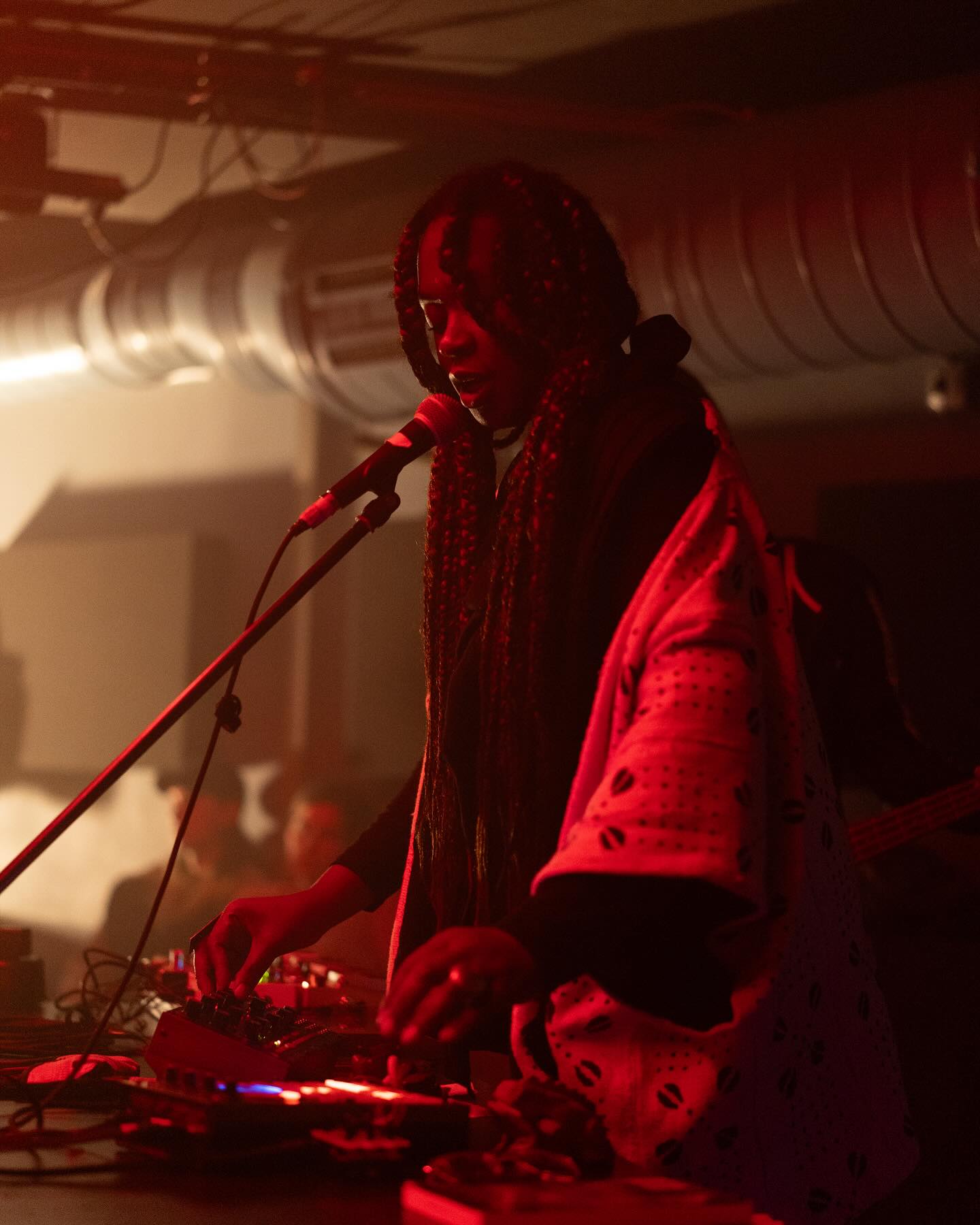 Photos from Soydivision’s 2023 #soyandsynth part 2 at @acudmachtneu
Artist pictured: @anabambalaelsatatiana
🌶️Organized by: @soydivision.berlin @mnshift @l___kw @decolonoize_berlin and @mixtapemenage
Funding and support by: @musicboardberlin