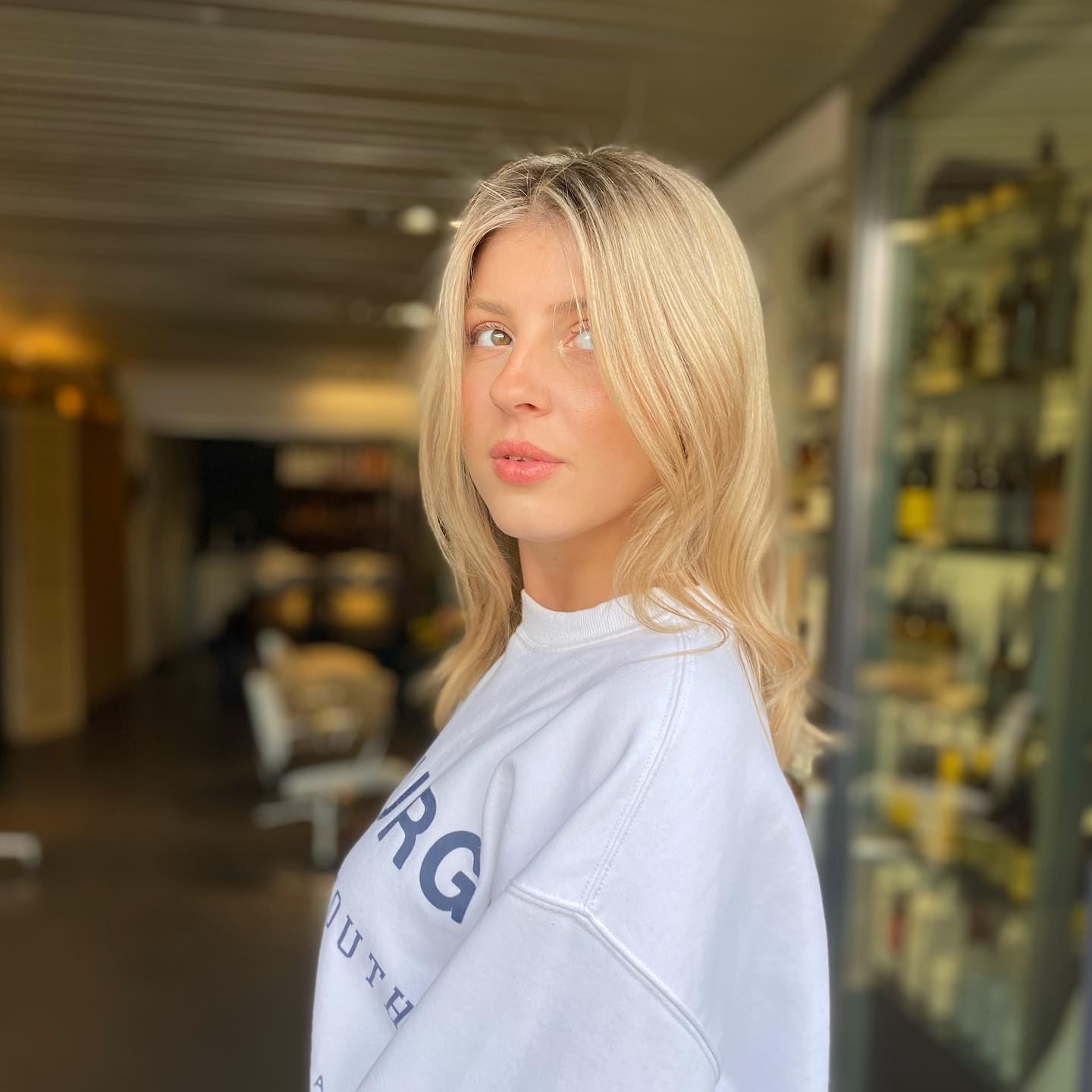 —>before and after our signature babylights technique what gives gorgeous @annegroeneweg summer blonde shade all year through✨😍
@owayofficial @ghdhairbenelux @ghdhair @emerly____ @olaplexnederland @olaplex @winkelcentrumoudrijswijk @oway_benelux_distribution @eorganicsalon
@japaneseheadspa.rijswijk
#japaneseheadspa #headspasalon #haircoloringspecialists✔️ #colorspecialists #ecosalon #besthairsalonnearme #eorganicsalon #gezondhaar