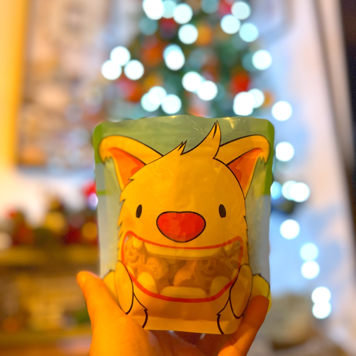 Who doesn’t love @marksandspencerfood mini gingerbreads, and what a great way to have them, in your @nomnomkids monster pouch. 🎄