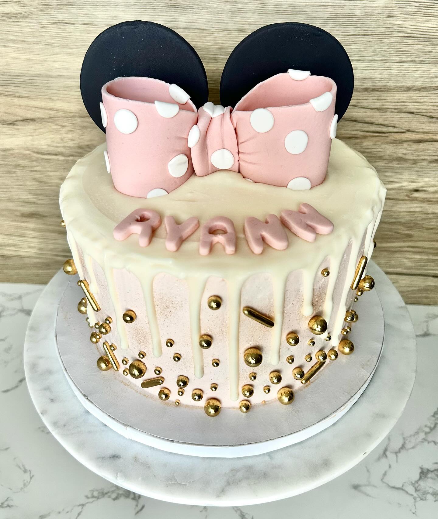 In love with a classy Minnie Mouse cake. It’s giving the sparkles, gold and adorable!
#cakedecorating #cake #cottagebakery #homemade #minniemouse