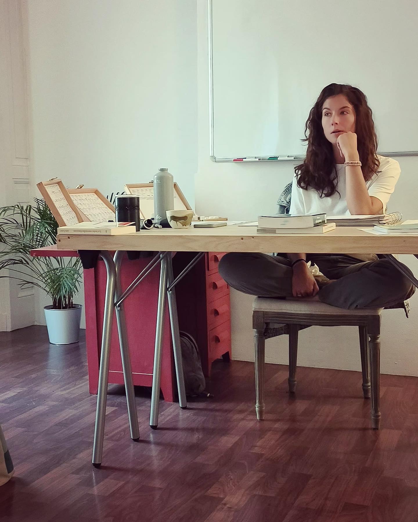 La formation d’#aromatherapie a débutée !
C’est avec toujours beaucoup de bonheur que je partage ma passion des #huileessentielle ✨ Merci aux participants pour votre belle énergie et vos partages d’expériences.
#keikoshiatsu #shiatsulyon #bienetrelyon #doinlyon #aromatherapielyon #massagelyon #santenaturelle #huileessentielles #energetiquechinoise #medecinechinoise #acupression #developpementpersonnel #sérénité #psychologiepositive #formationaromatherapie #holistique #soinénergétiquelyon #santemental #formationmassage #formationlyon